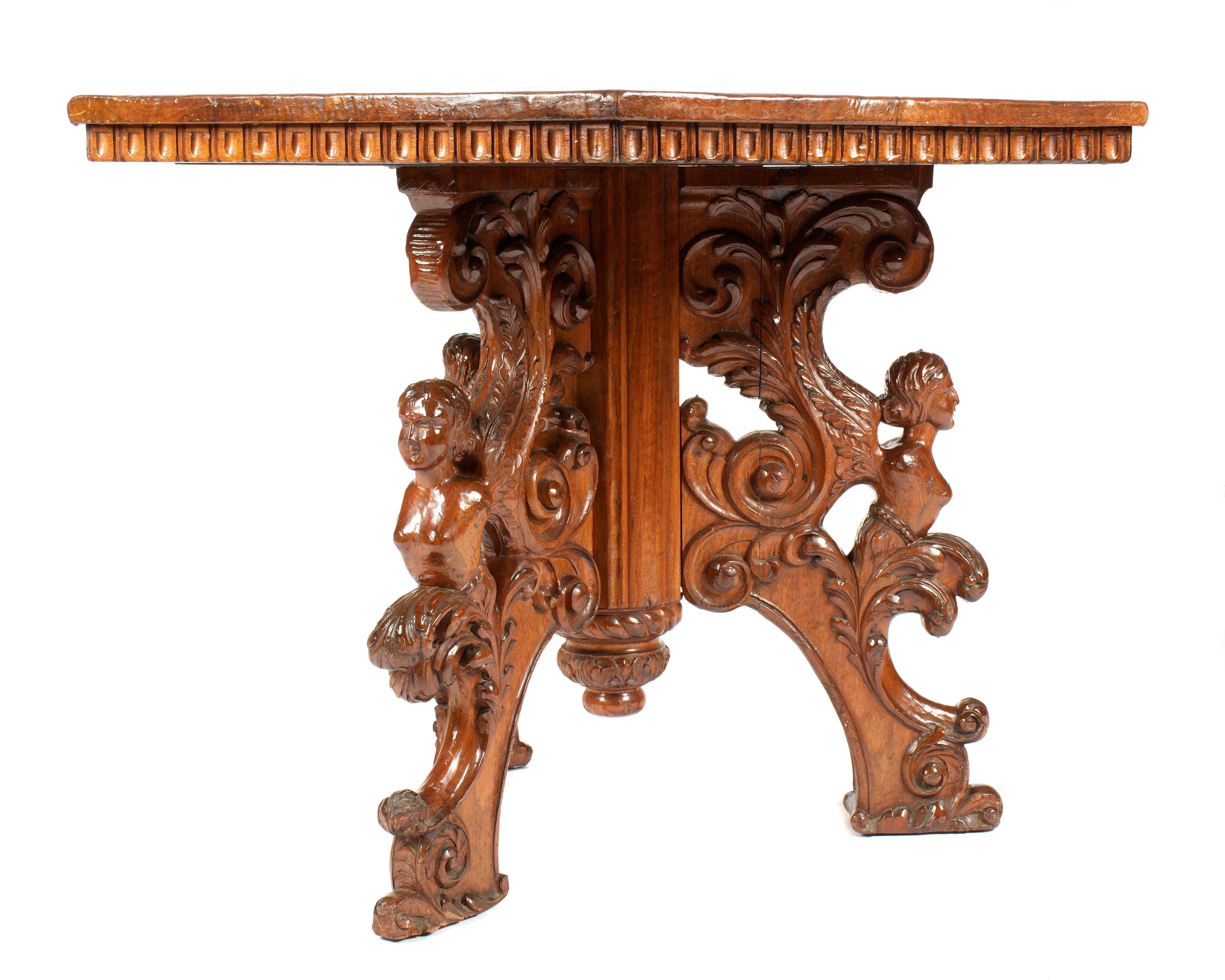 Italienischer Holztisch des 18. Jahrhunderts. Der Tisch hat eine sechseckige Platte, doppelte Bänder mit Intarsien aus Parkett und eine profilierte Kante. Das Rokoko-Design zeichnet sich durch gespreizte Beine aus, die mit kunstvoll geschnitzten