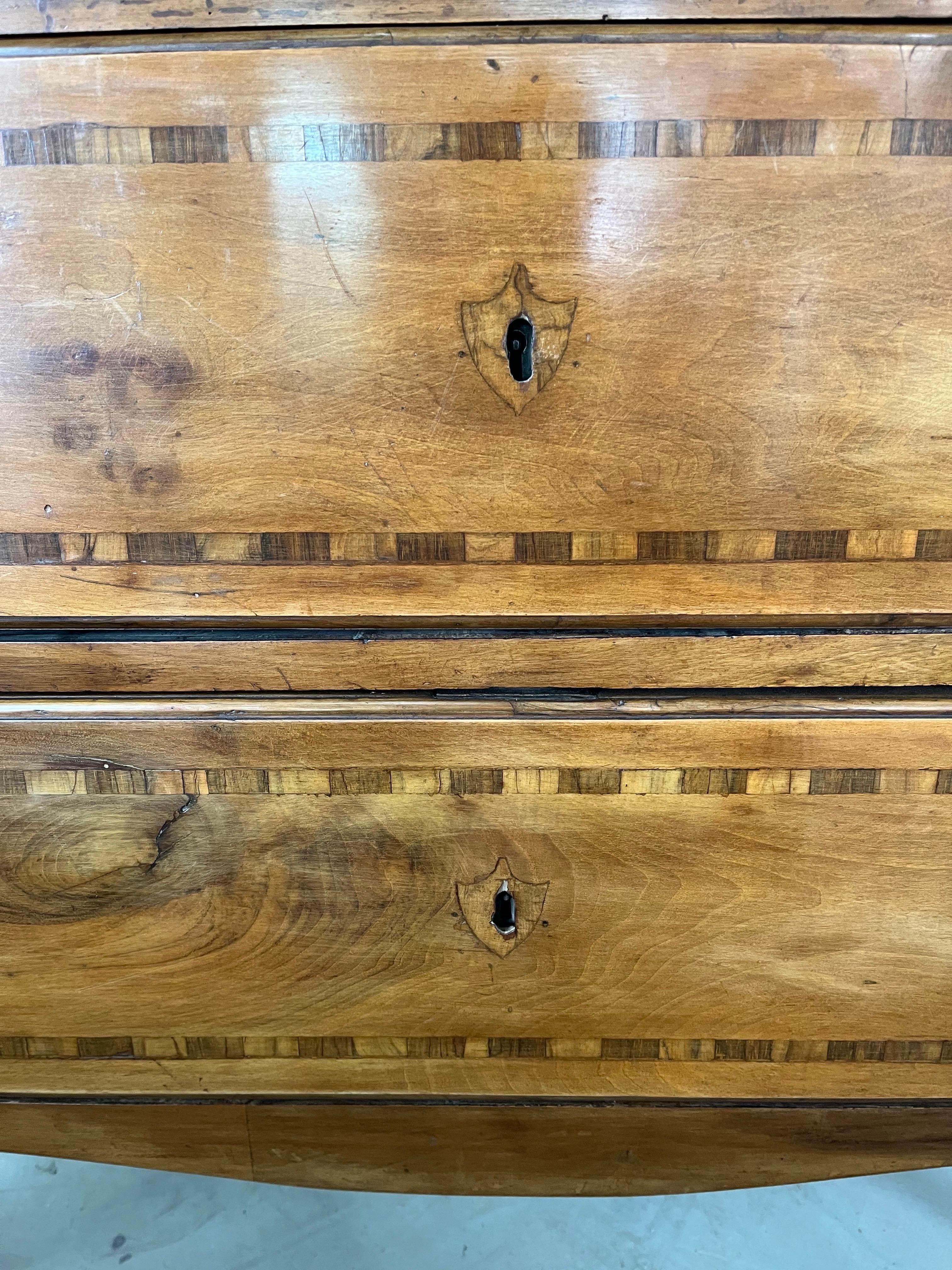 Commode / Comò in noce intarsiato del XVIII secolo in vendita 3