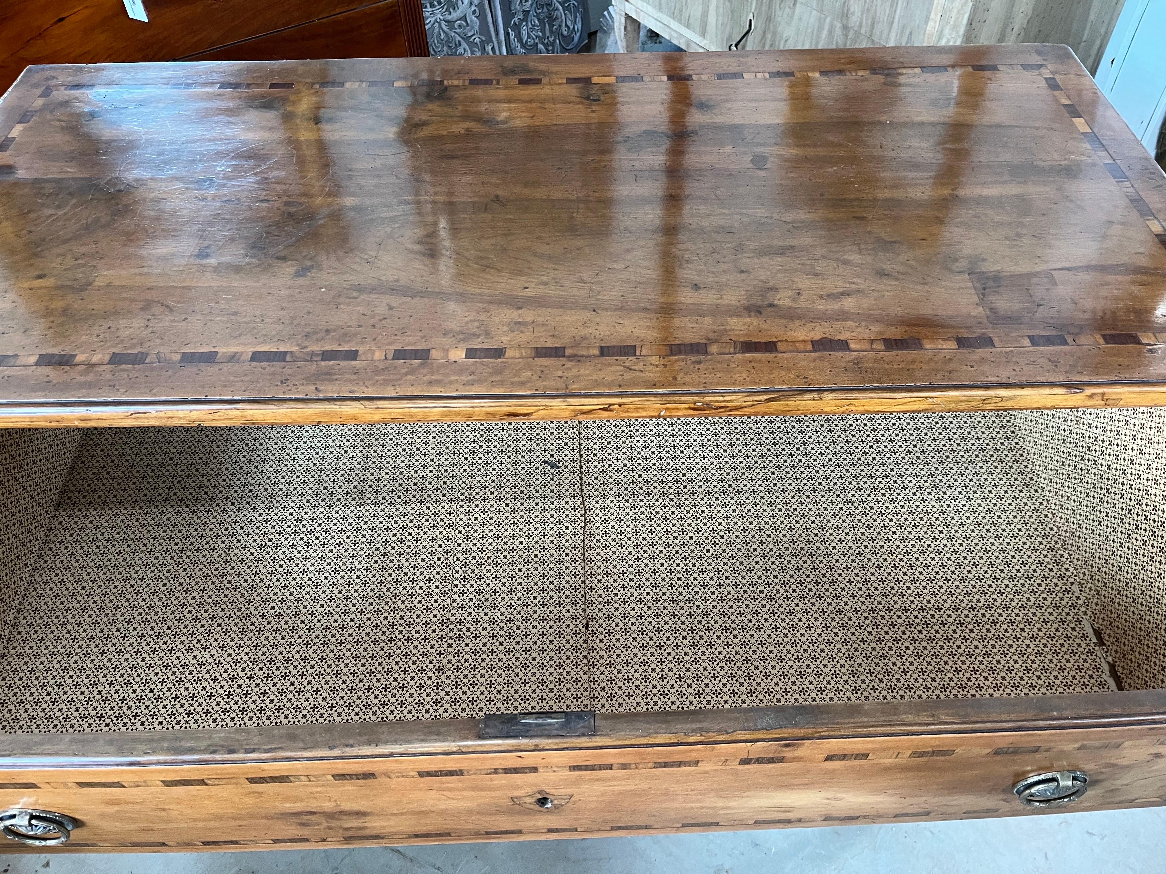 Commode / Comò in noce intarsiato del XVIII secolo in vendita 4