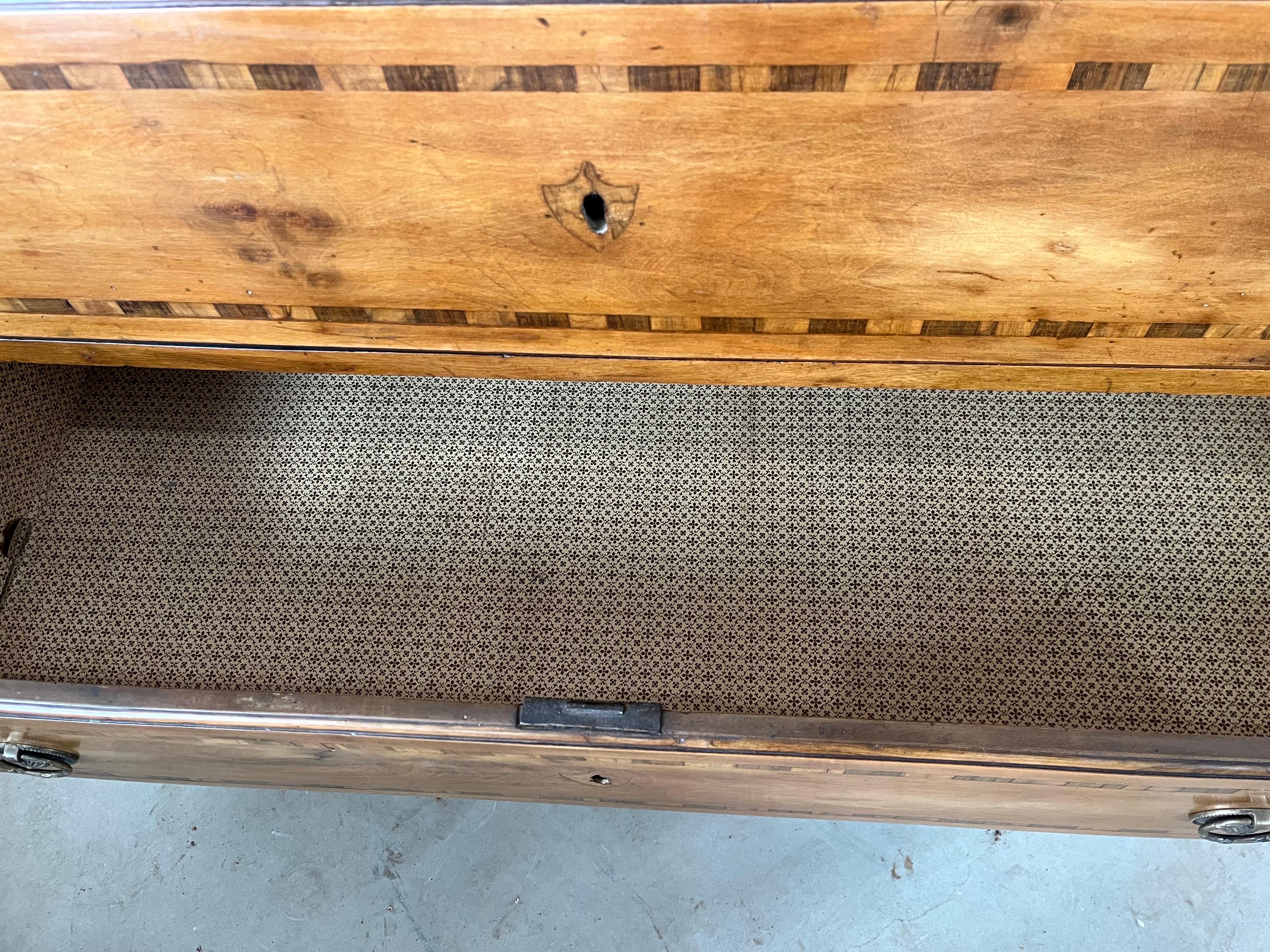 Commode / Comò in noce intarsiato del XVIII secolo in vendita 5