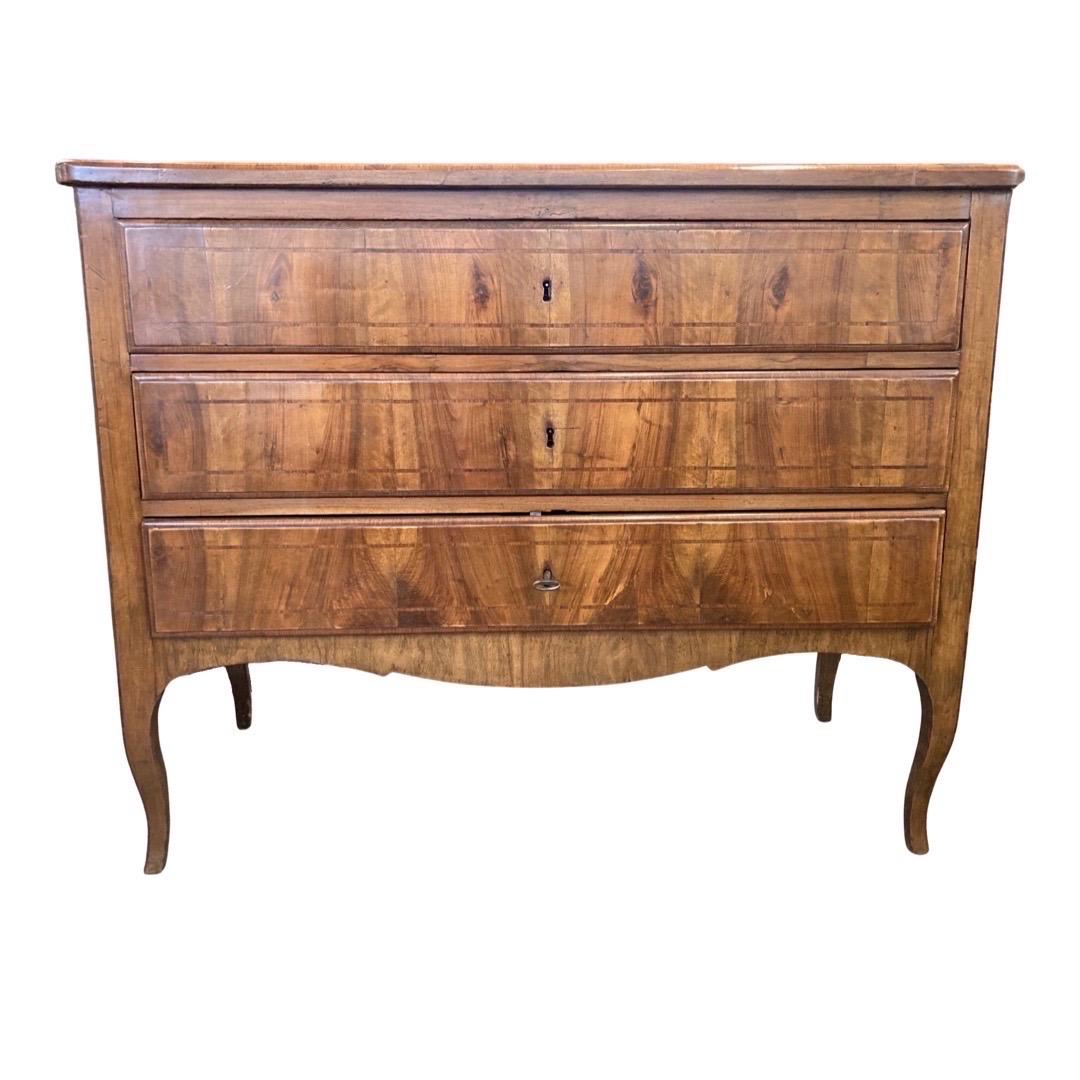 Commode hand-crafted in Southern Tuscany (Italy) in the mid 1700s using walnut. The commode can be considered a neoclassical commode, however it has some elements that make it a bit different, like its slightly cabriole legs. The commode features