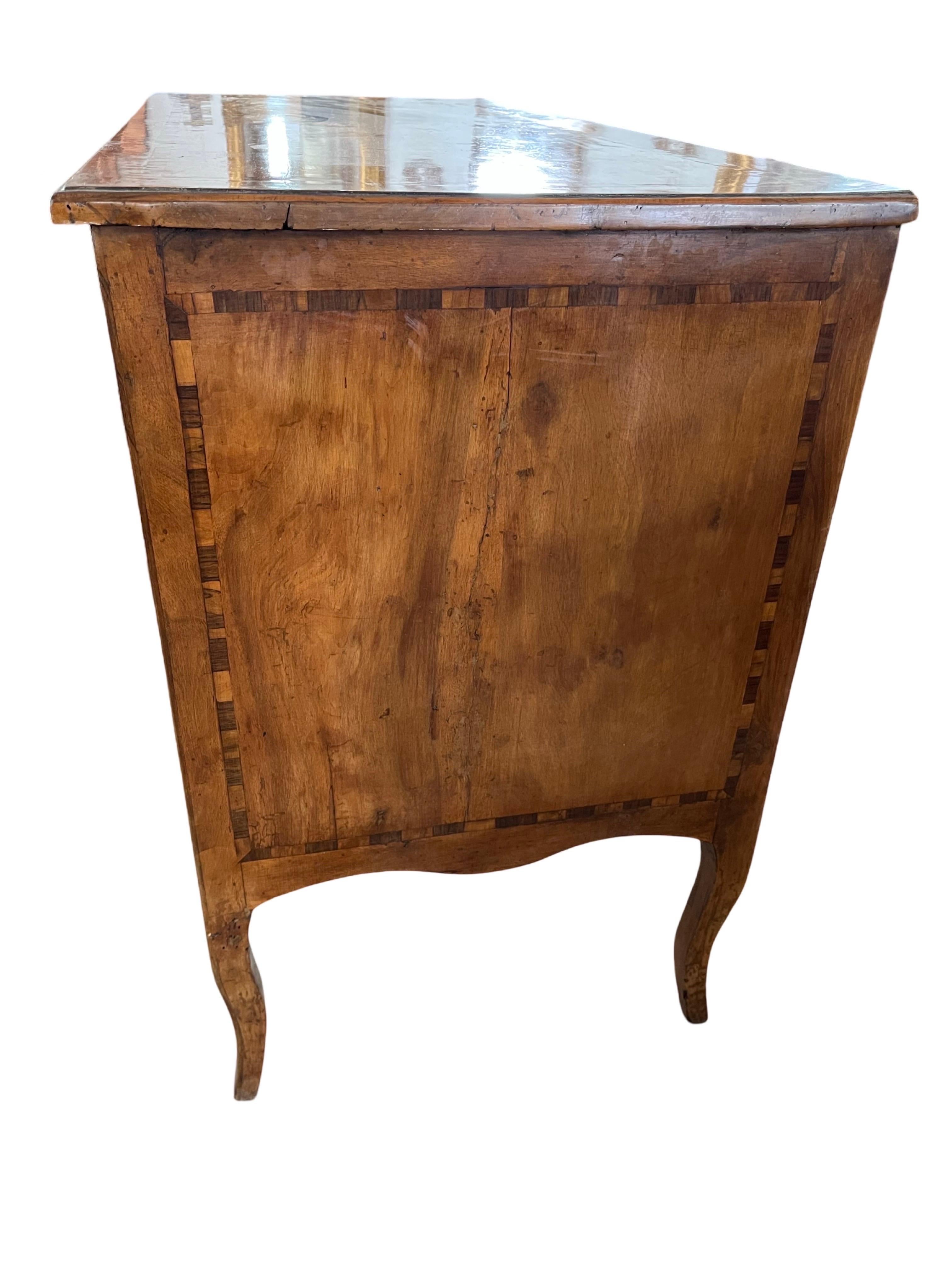 Cassettone realizzato a mano in Italia alla fine del 1700 con legno di noce e decorato con intarsi alternati in noce. La commode presenta due cassetti sovrapposti con bordi ogee e splendidi incastri a coda di rondine fatti a mano. I frontali dei