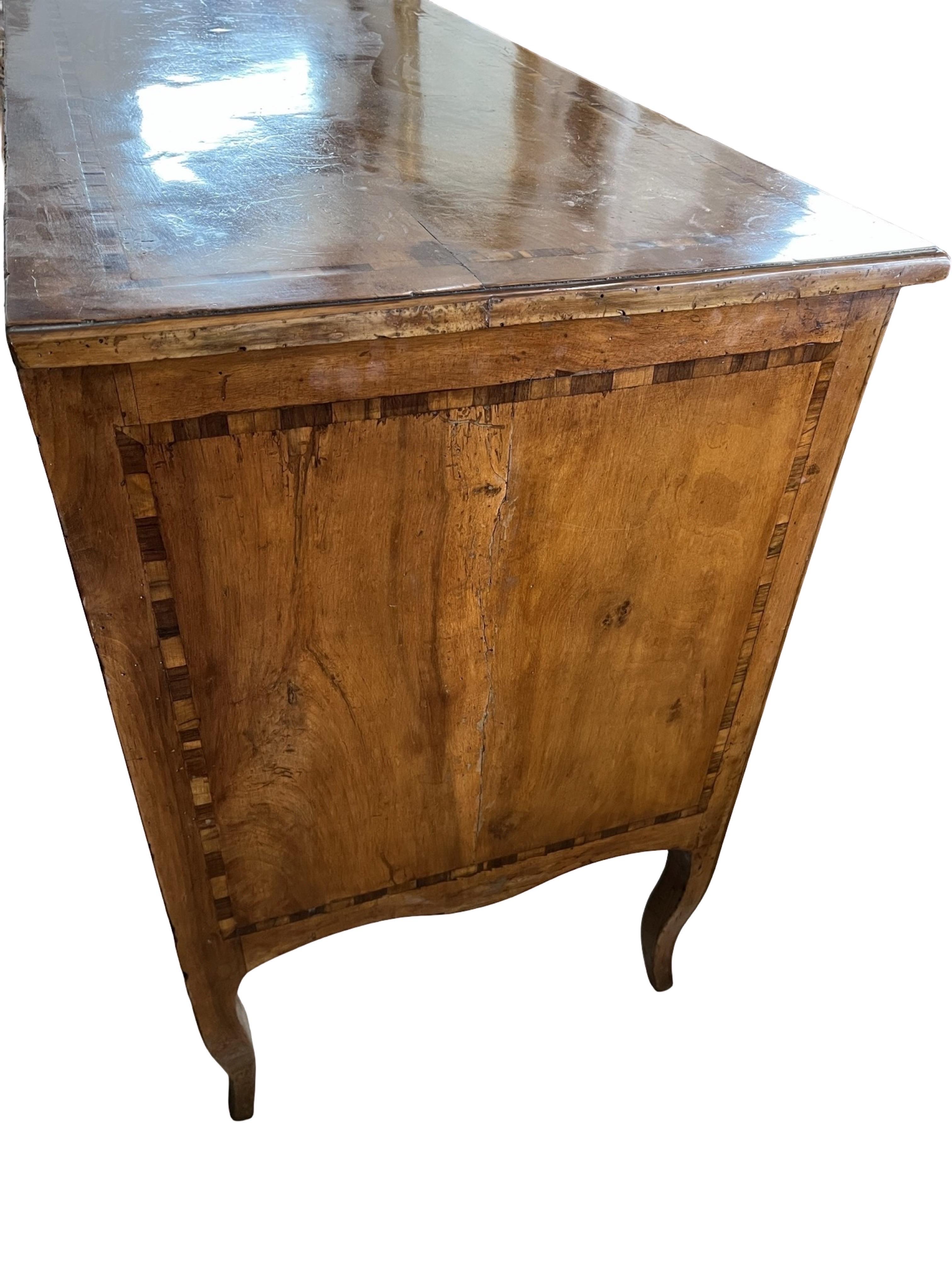 Neoclassico Commode / Comò in noce intarsiato del XVIII secolo in vendita