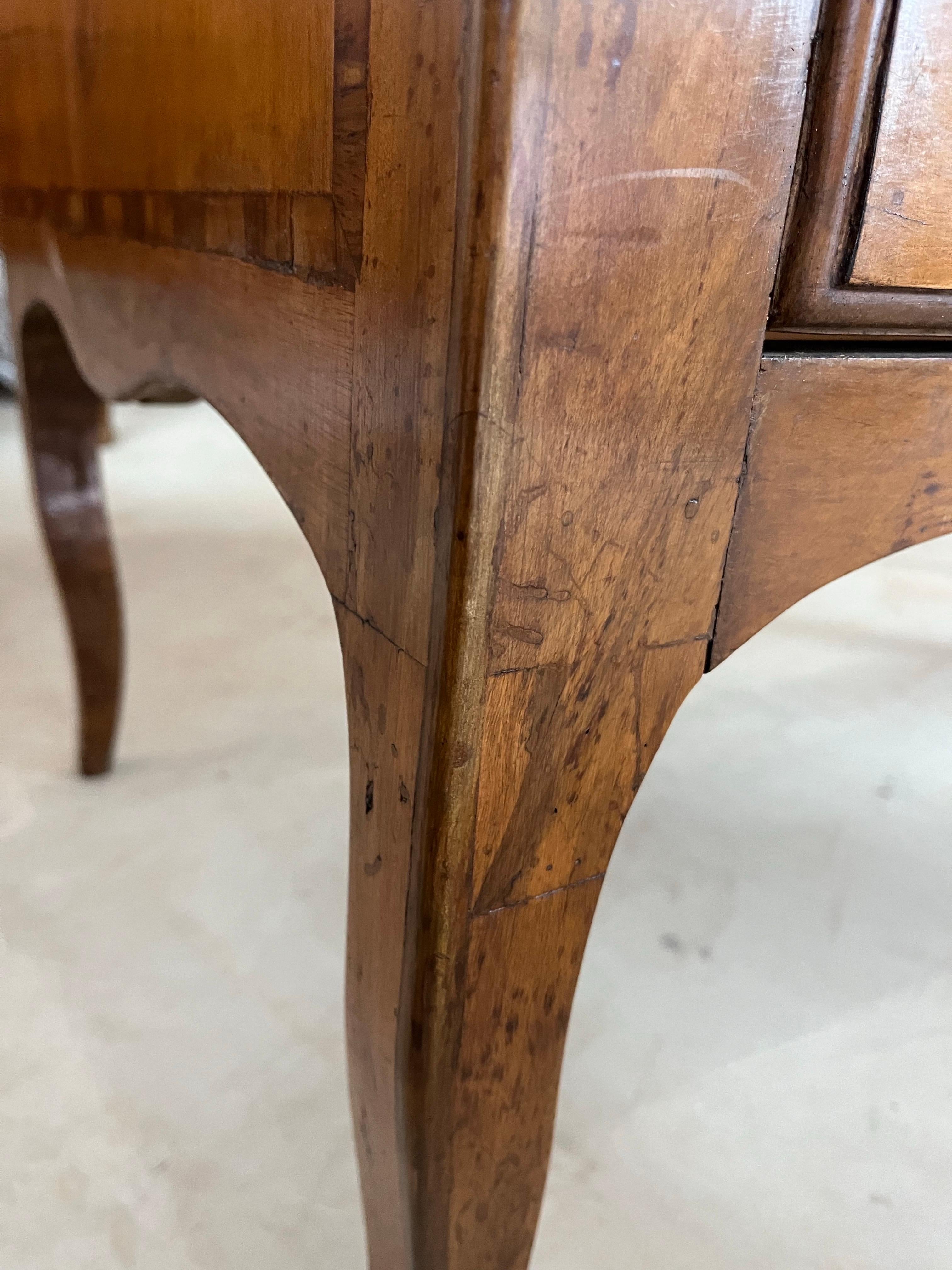 Italiano Commode / Comò in noce intarsiato del XVIII secolo in vendita