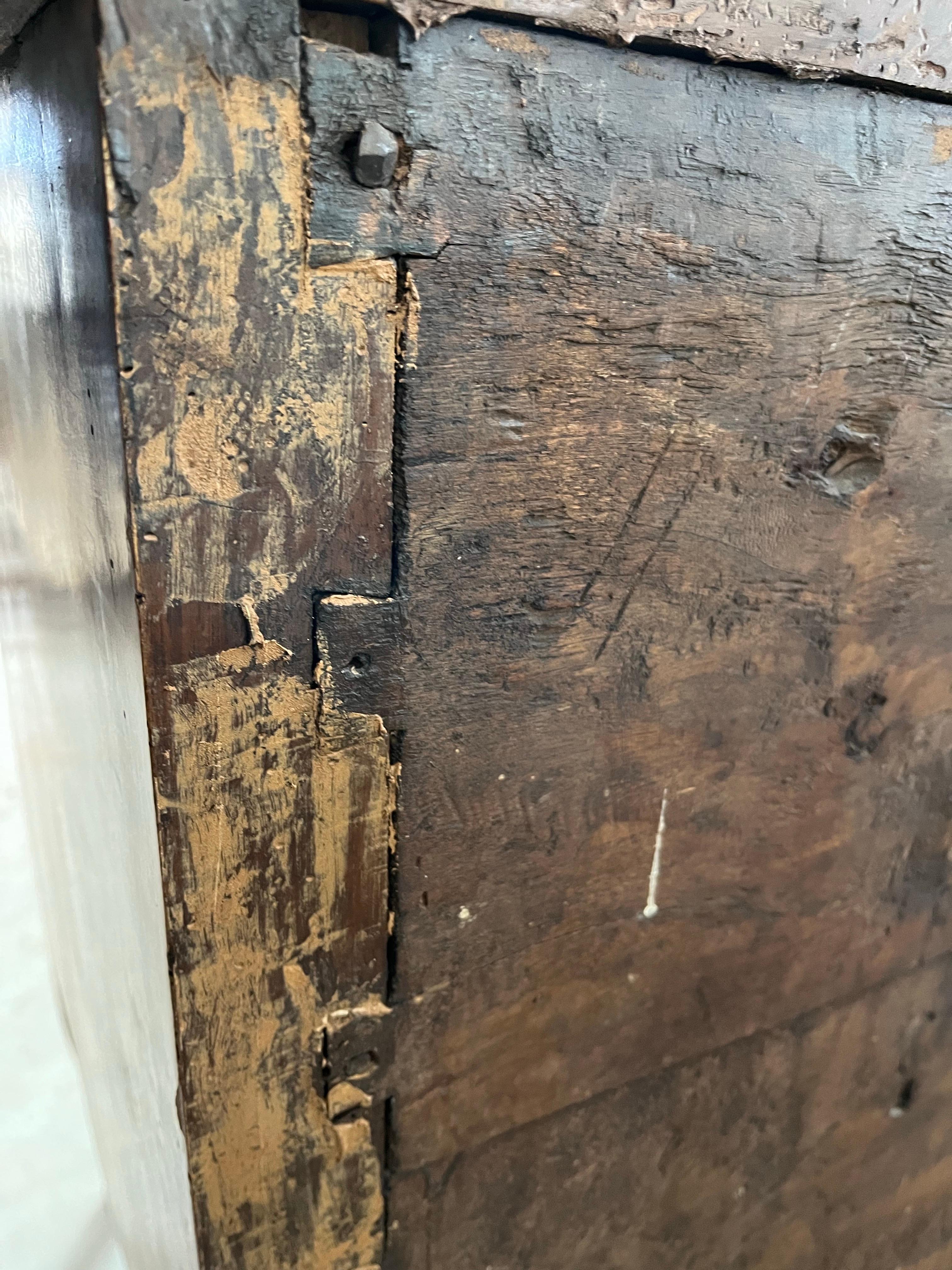 Intagliato a mano Commode / Comò in noce intarsiato del XVIII secolo in vendita