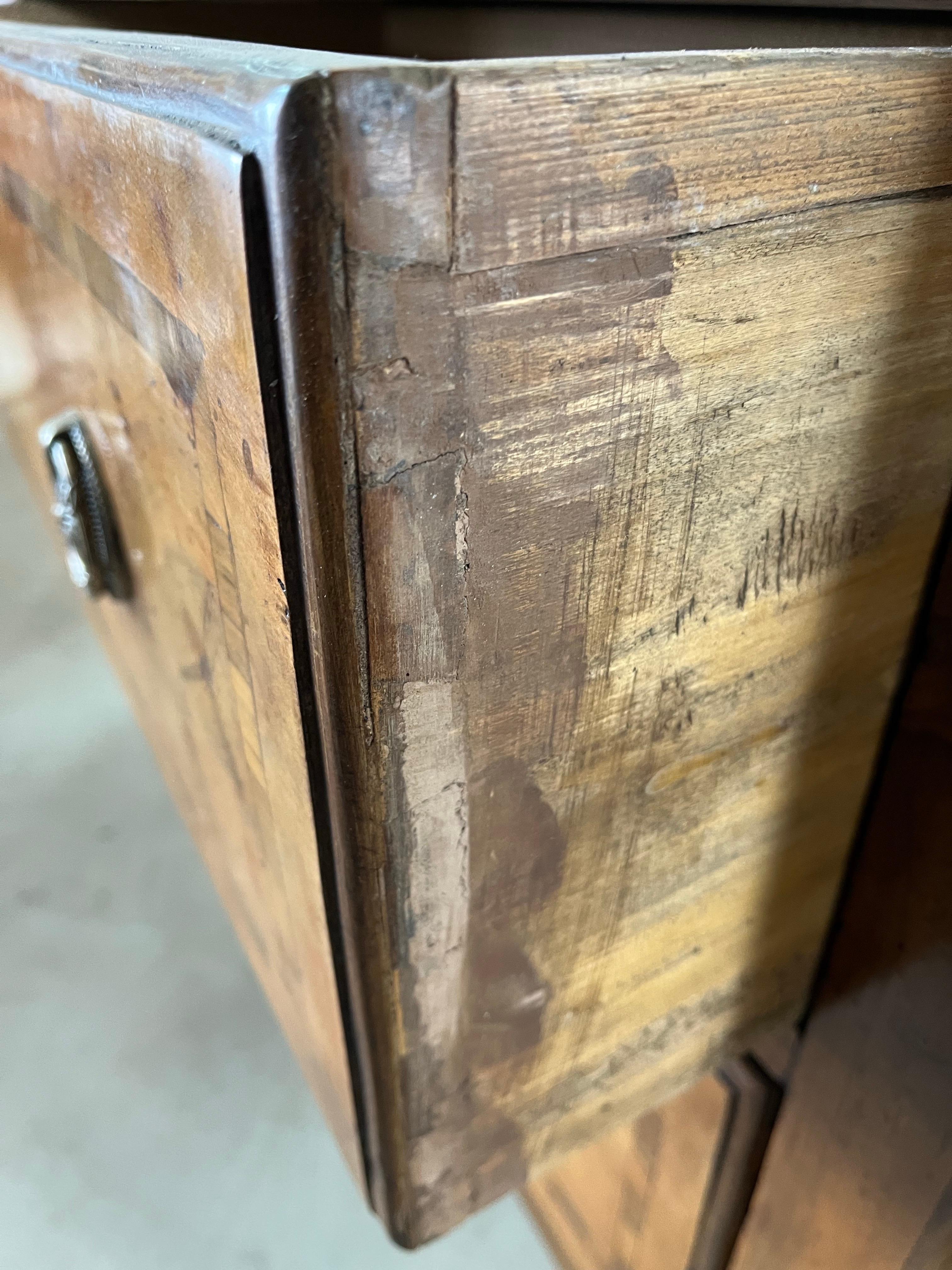Commode / Comò in noce intarsiato del XVIII secolo In condizioni buone in vendita a Carmine, TX