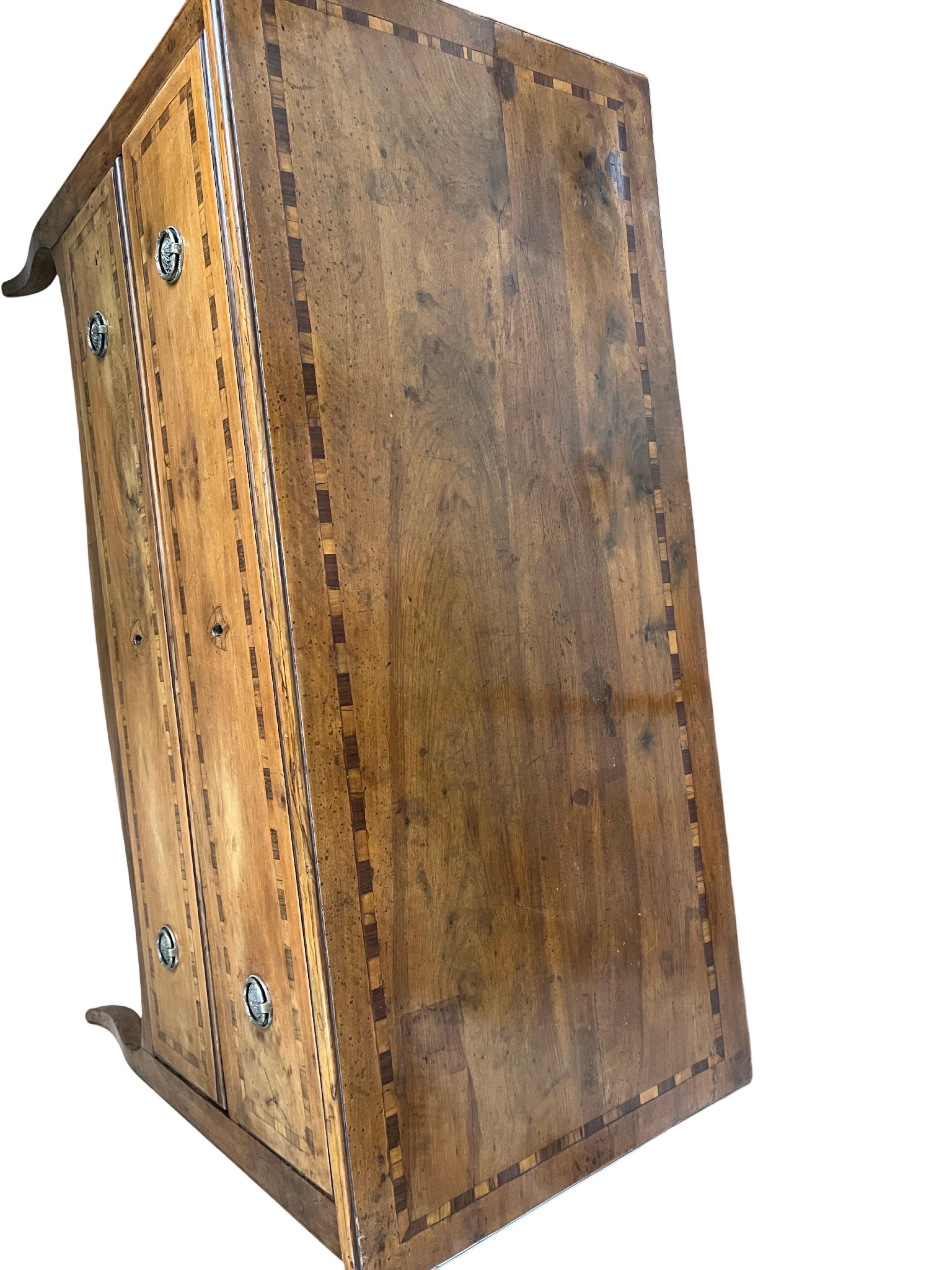 Noce Commode / Comò in noce intarsiato del XVIII secolo in vendita