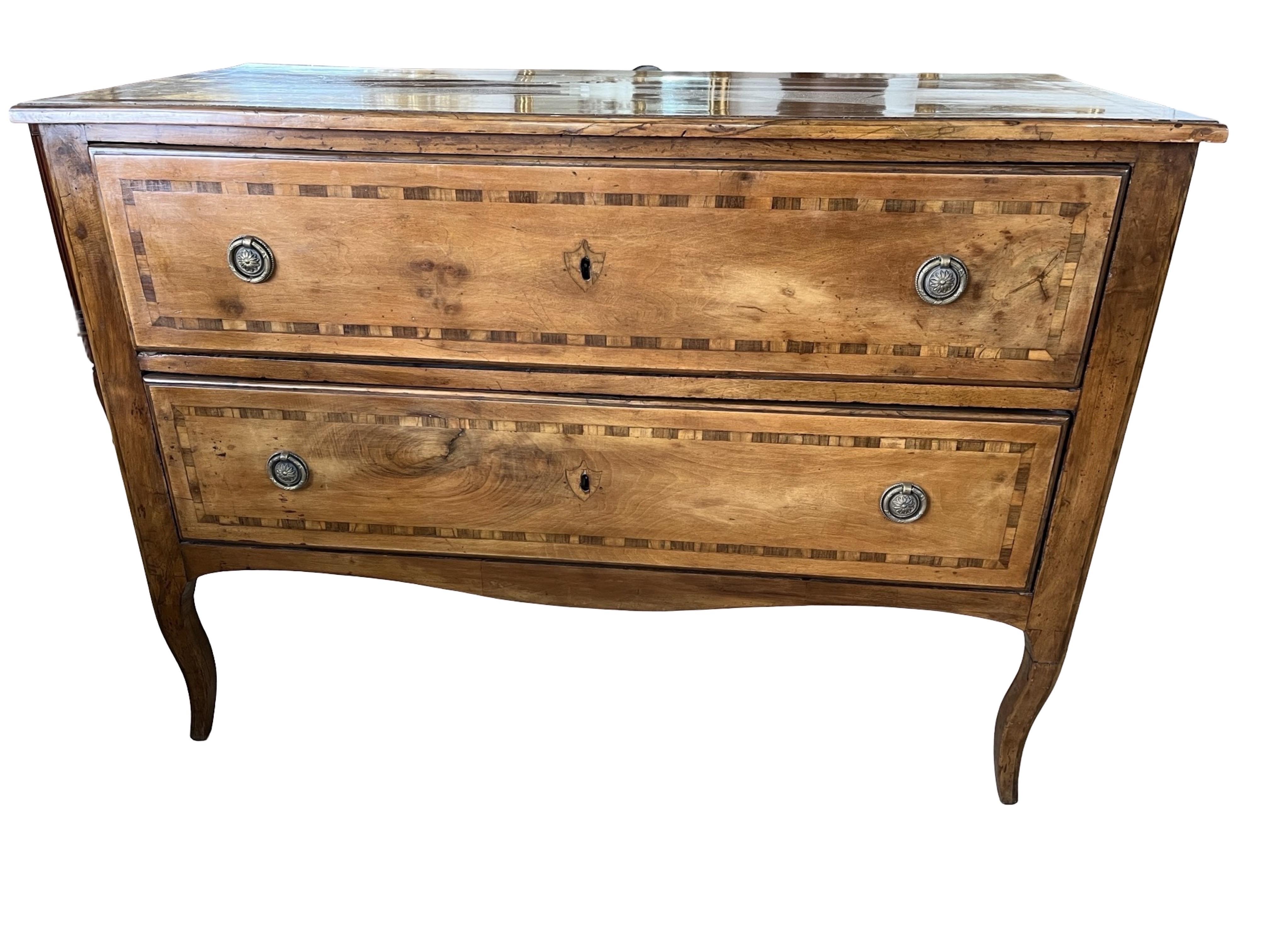 Commode / Comò in noce intarsiato del XVIII secolo in vendita 1