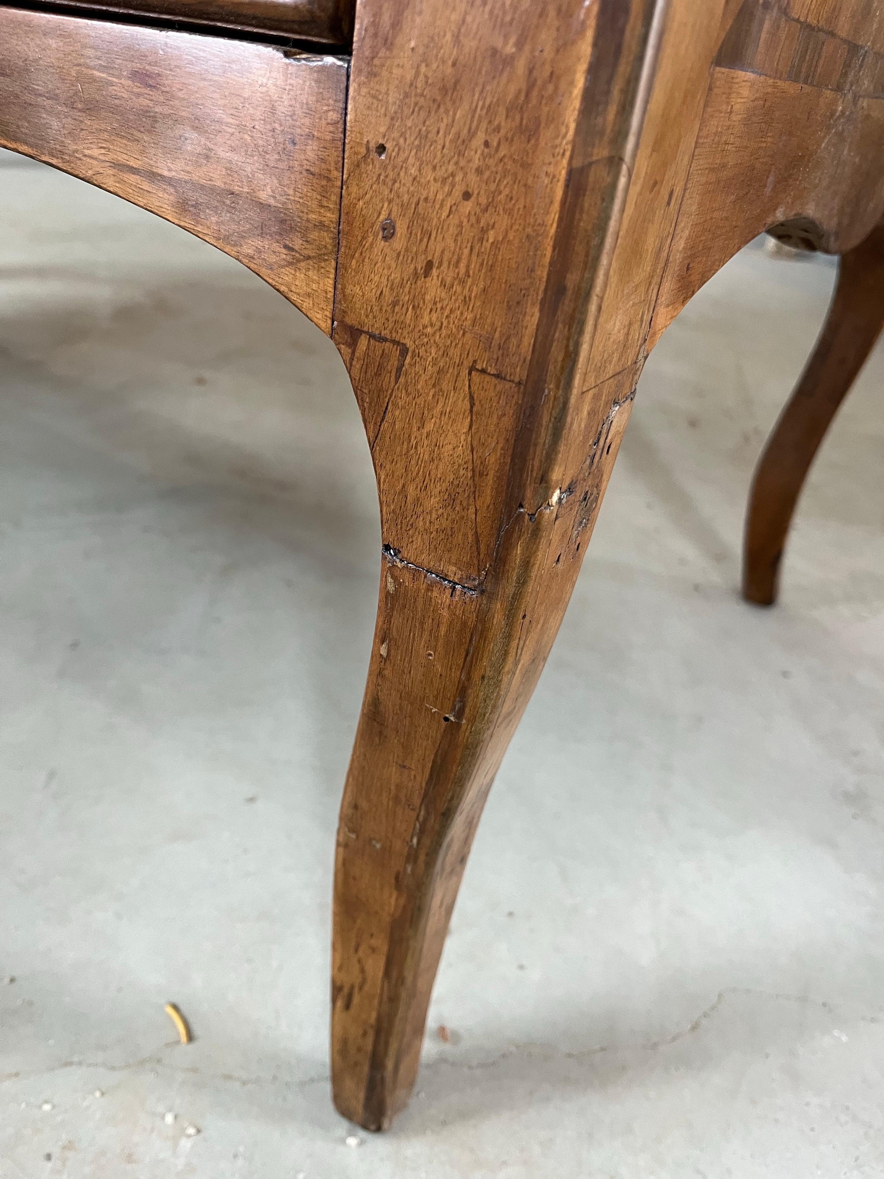 Commode / Comò in noce intarsiato del XVIII secolo in vendita 2