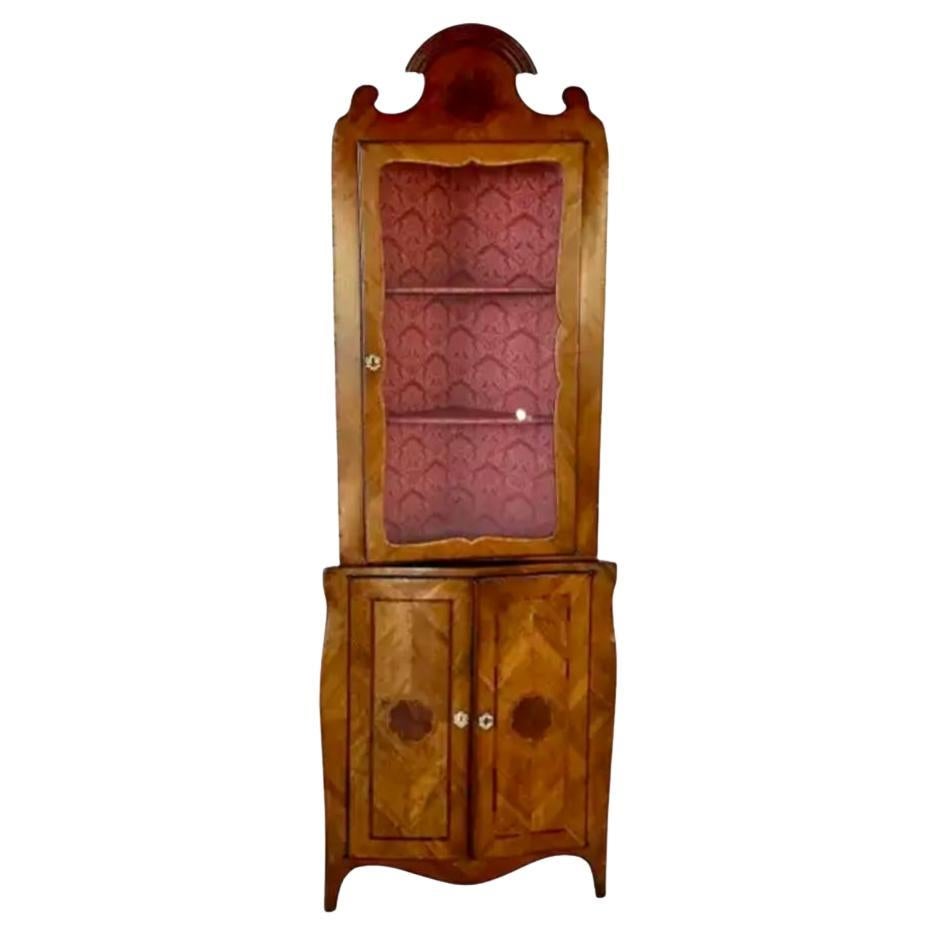18th Century Italian Inlaid Walnut Two-Part Corner Cupboard in vendita