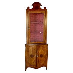 Credenza ad angolo in due parti in noce intarsiato del XVIII secolo