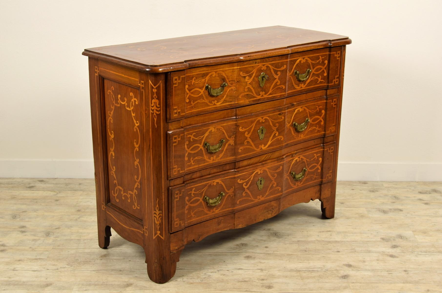 18th century, Italian inlaid walnut wood chest of drawers

Chest of drawers made in the first half of the 18th century in Piedmont (north of Italy). The chest of drawers is made of solid walnut wood decorated with refined geometric and