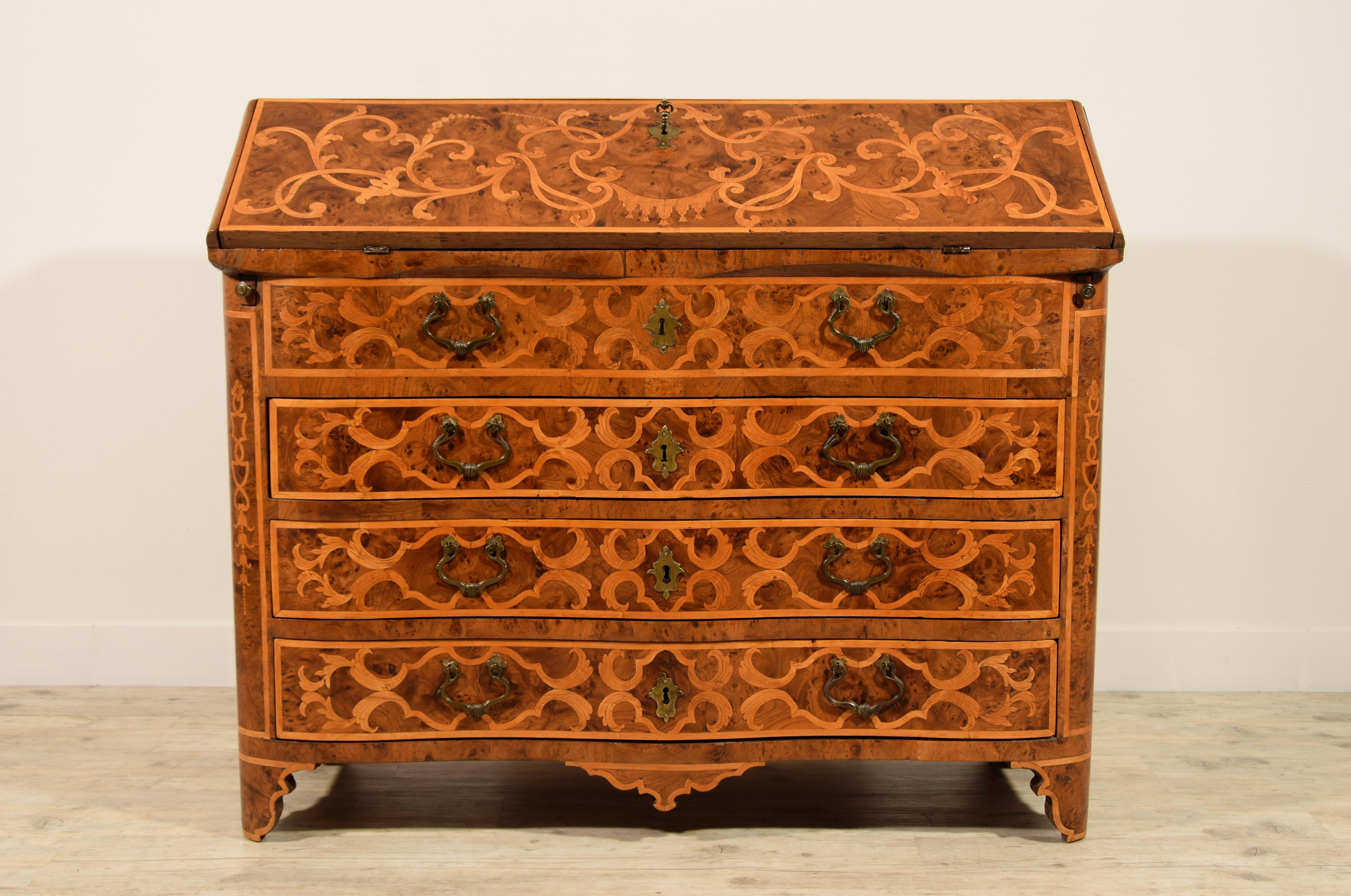 18th century, Italian inlaid wood chest of drawers with secretaire 

This chest of drawers with secretaire represents the elegant production of Piedmontese (Turin – north of Italy) cabinet-making during the early eighteenth century. The rood paved