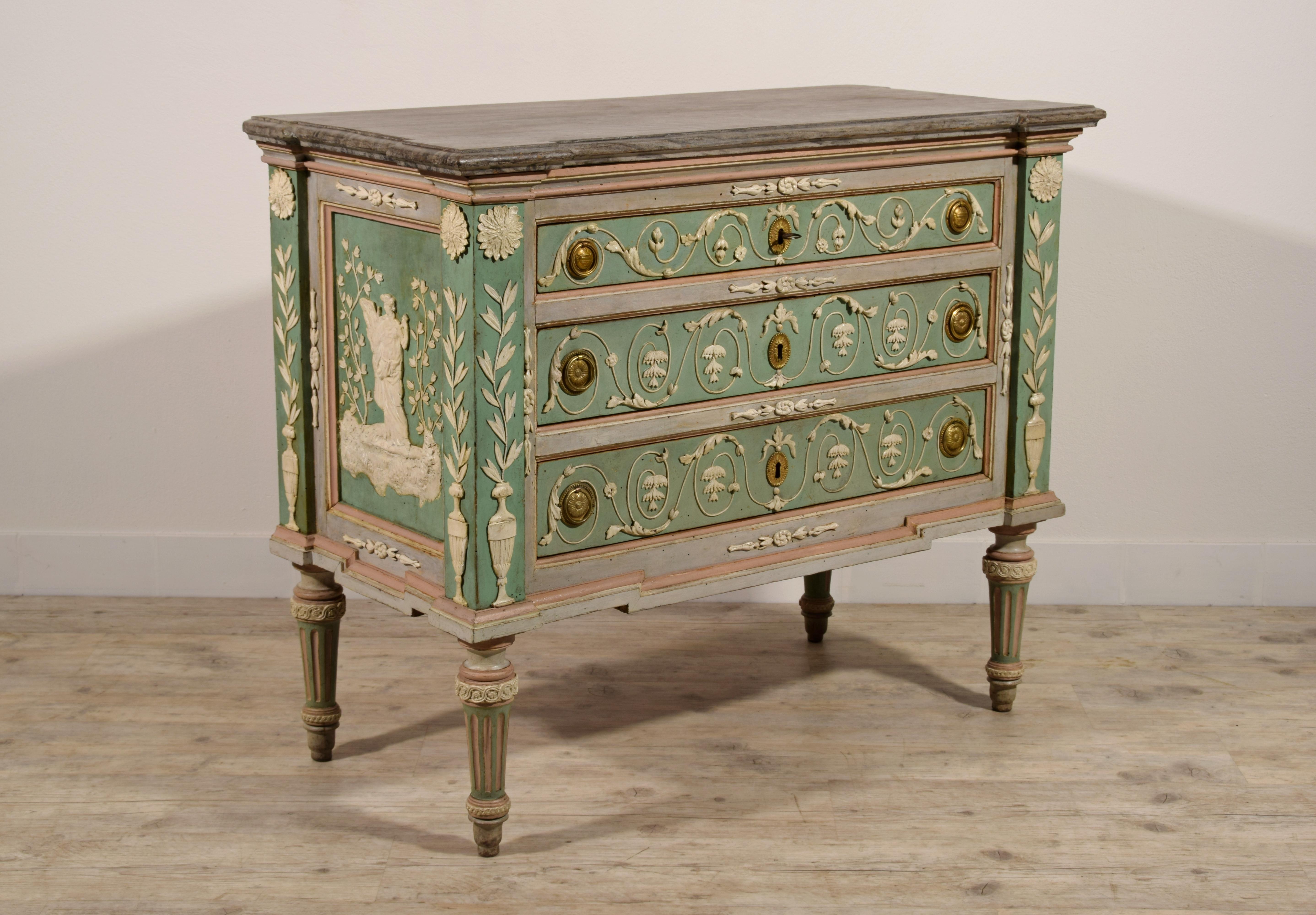 18th century, Italian Lacquered wood chest of drawers

This refined neoclassical chest of drawers was made in Turin, Italy, towards the end of the 18th century. Entirely lacquered, it is decorated with reliefs and pad applications. Tablet means a
