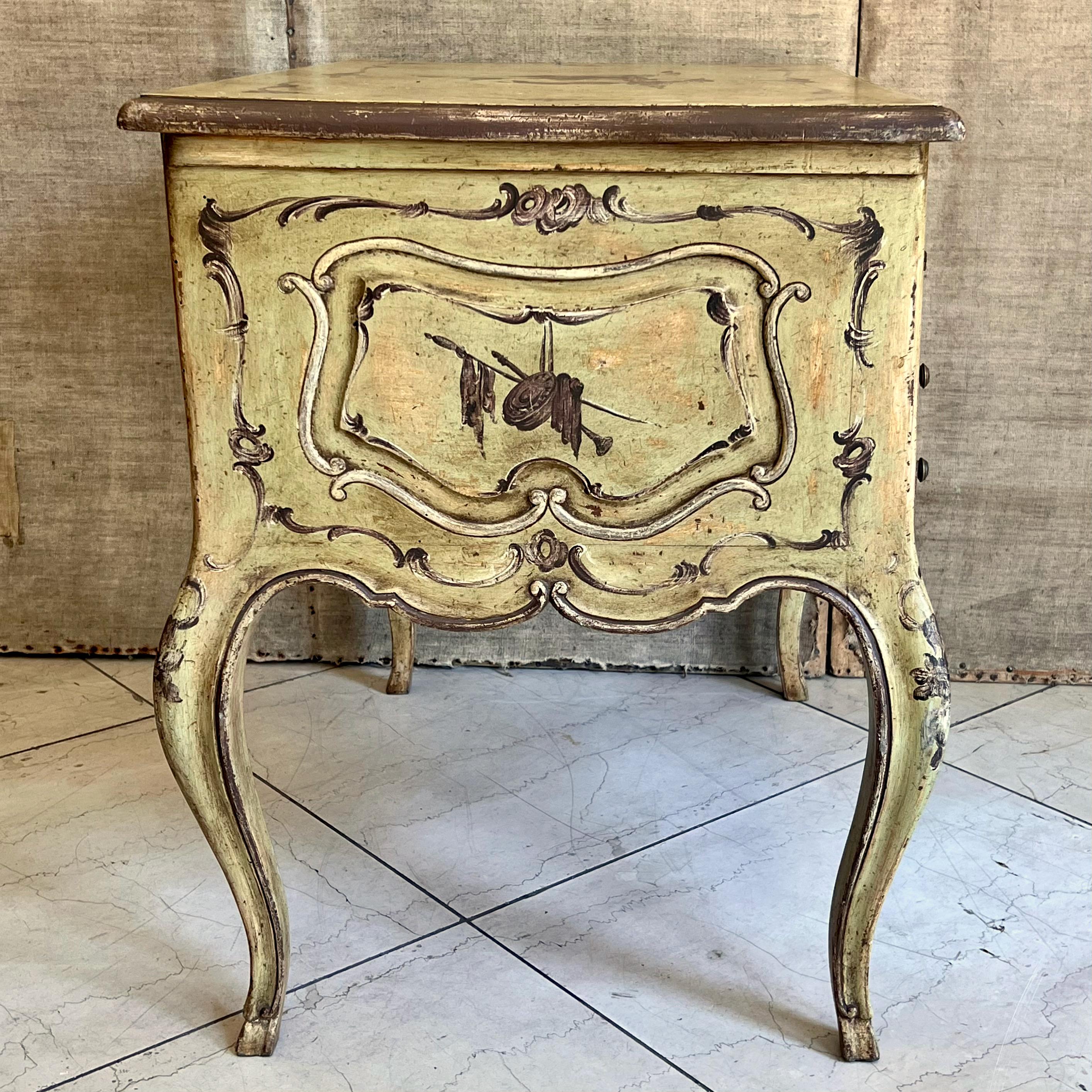 Bois Bureau de dame italien du 18e siècle en vente
