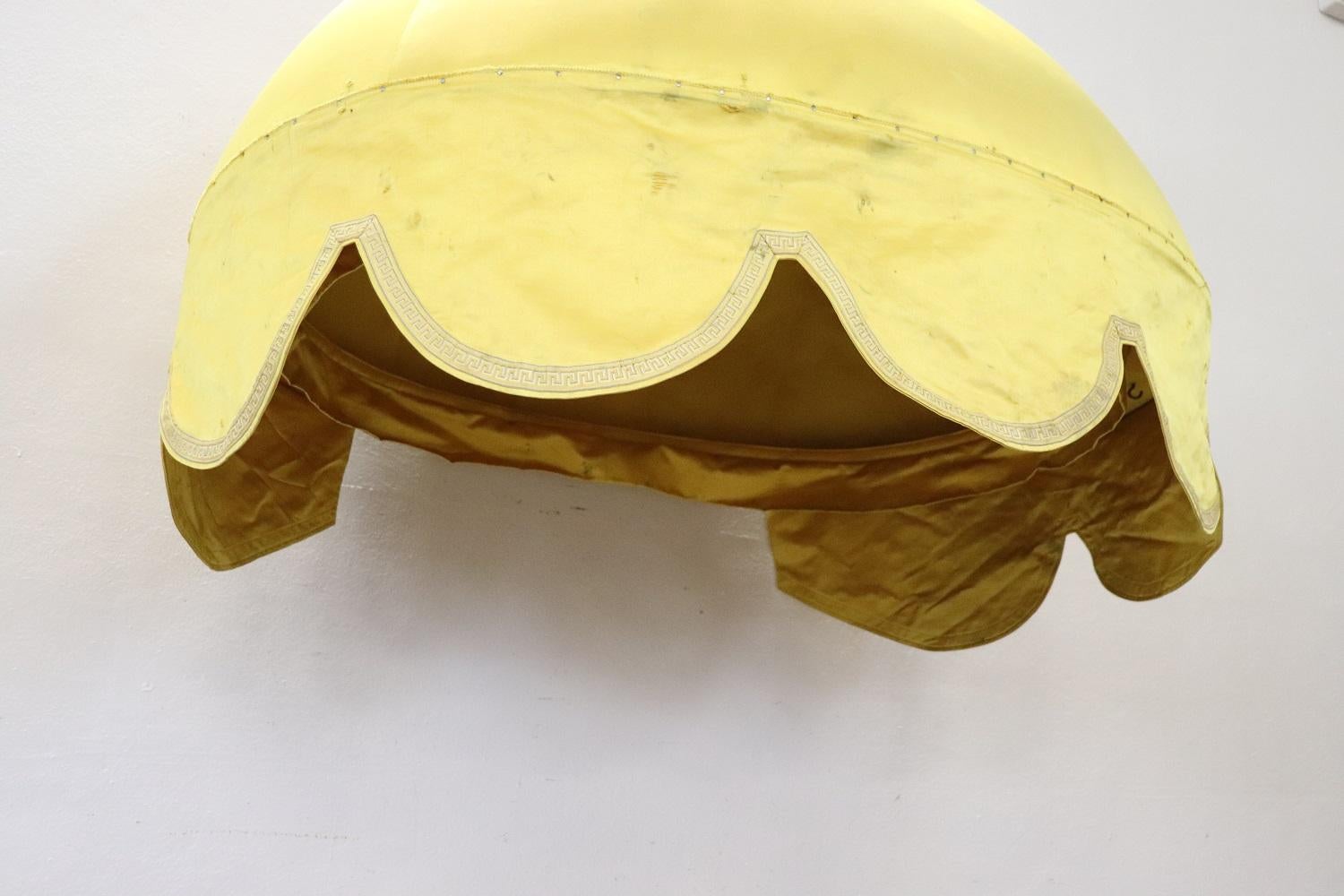 Letto a baldacchino barocco di grandi dimensioni del XVIII secolo in legno intagliato e tessuto giallo 2