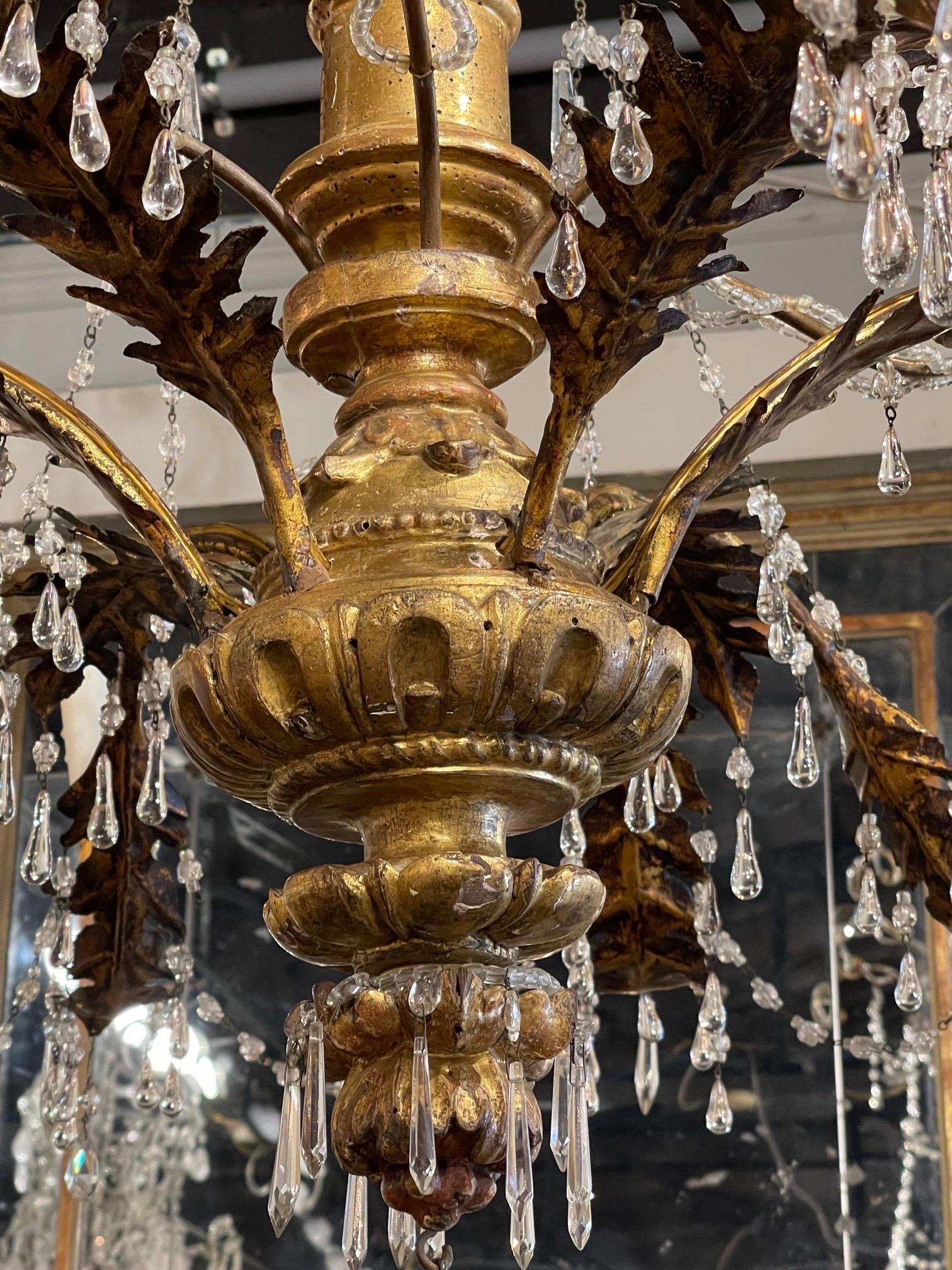 Sculpté Lustre italien du XVIIIe siècle en bois doré et cristal perlé à grande échelle en vente