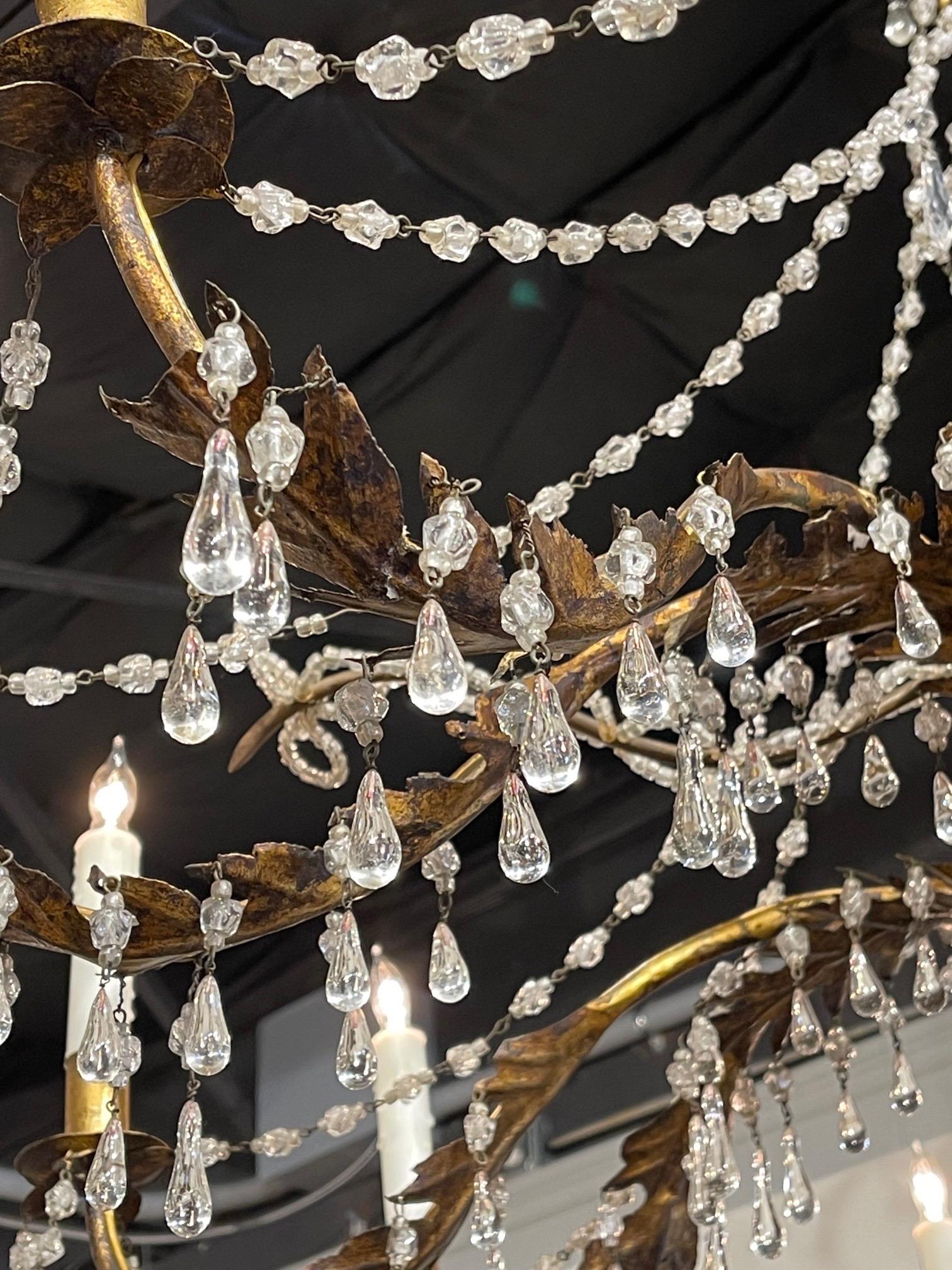Lustre italien du XVIIIe siècle en bois doré et cristal perlé à grande échelle Bon état - En vente à Dallas, TX