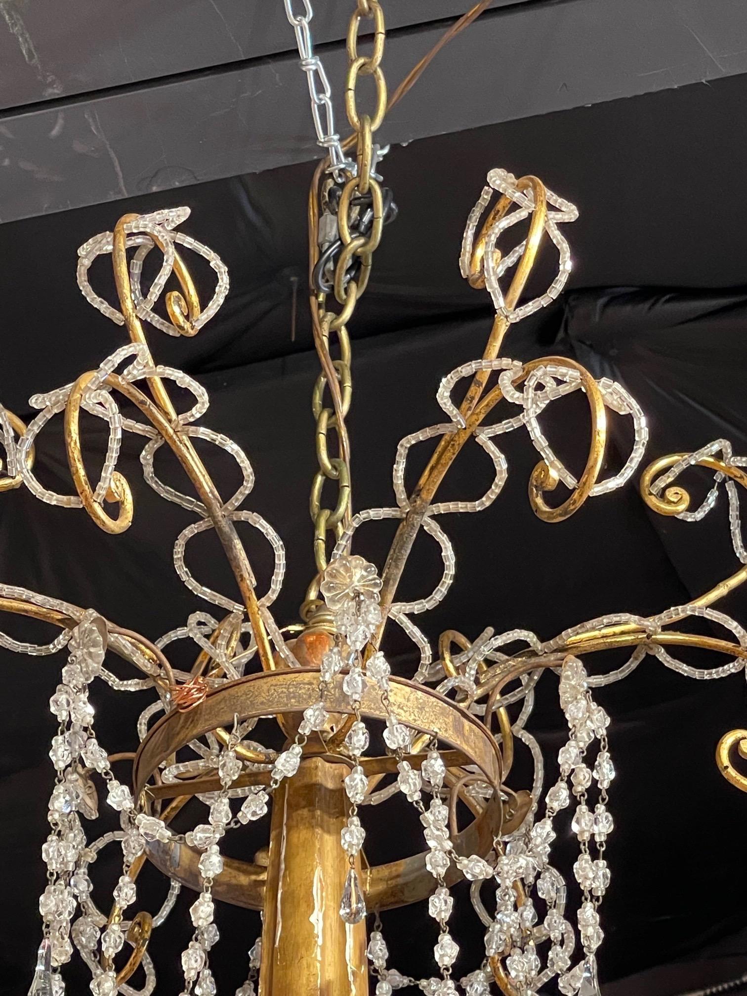 Sculpté Lustre italien du XVIIIe siècle en bois doré et cristal perlé à grande échelle en vente