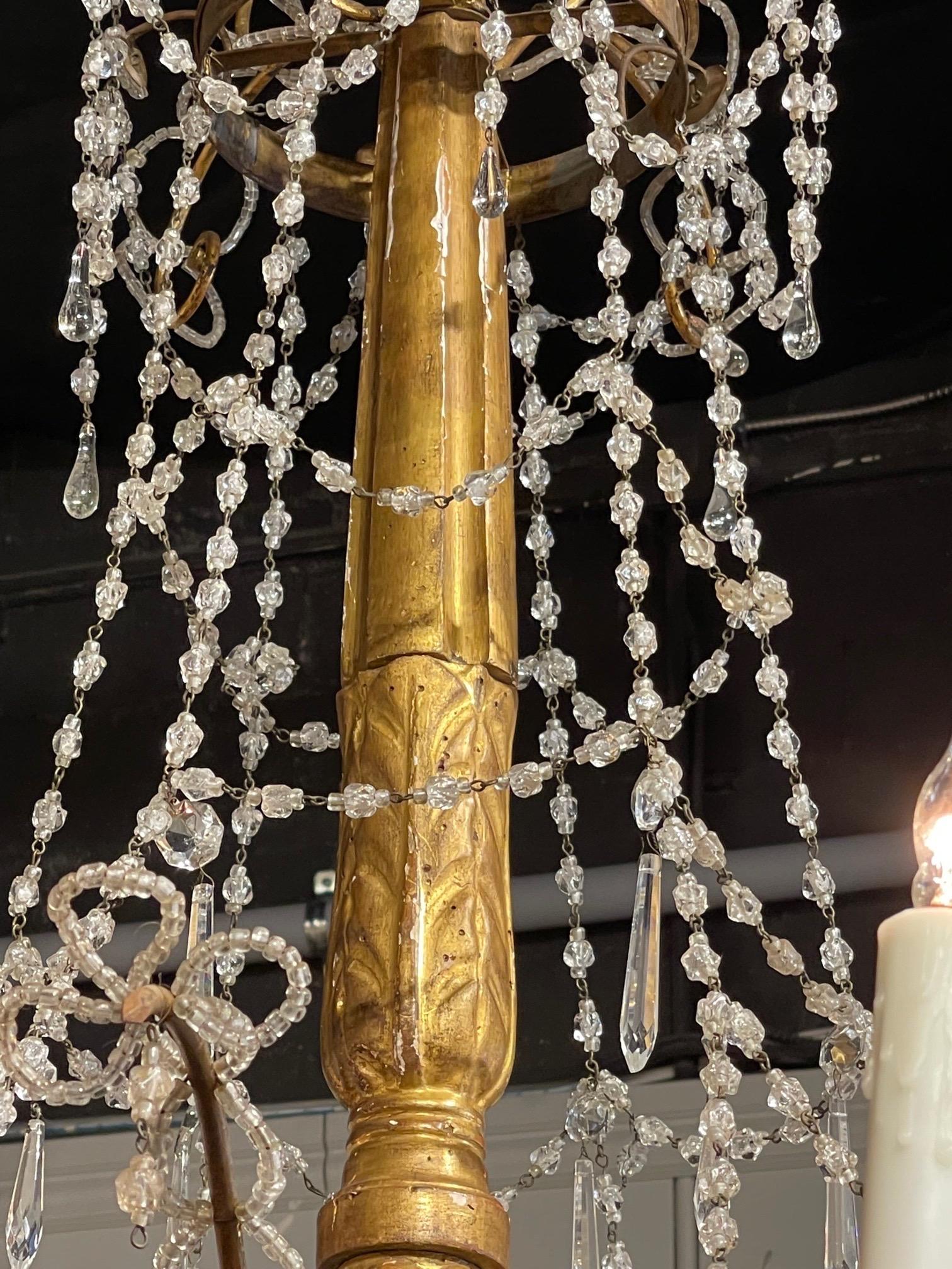 Cristal Lustre italien du XVIIIe siècle en bois doré et cristal perlé à grande échelle en vente
