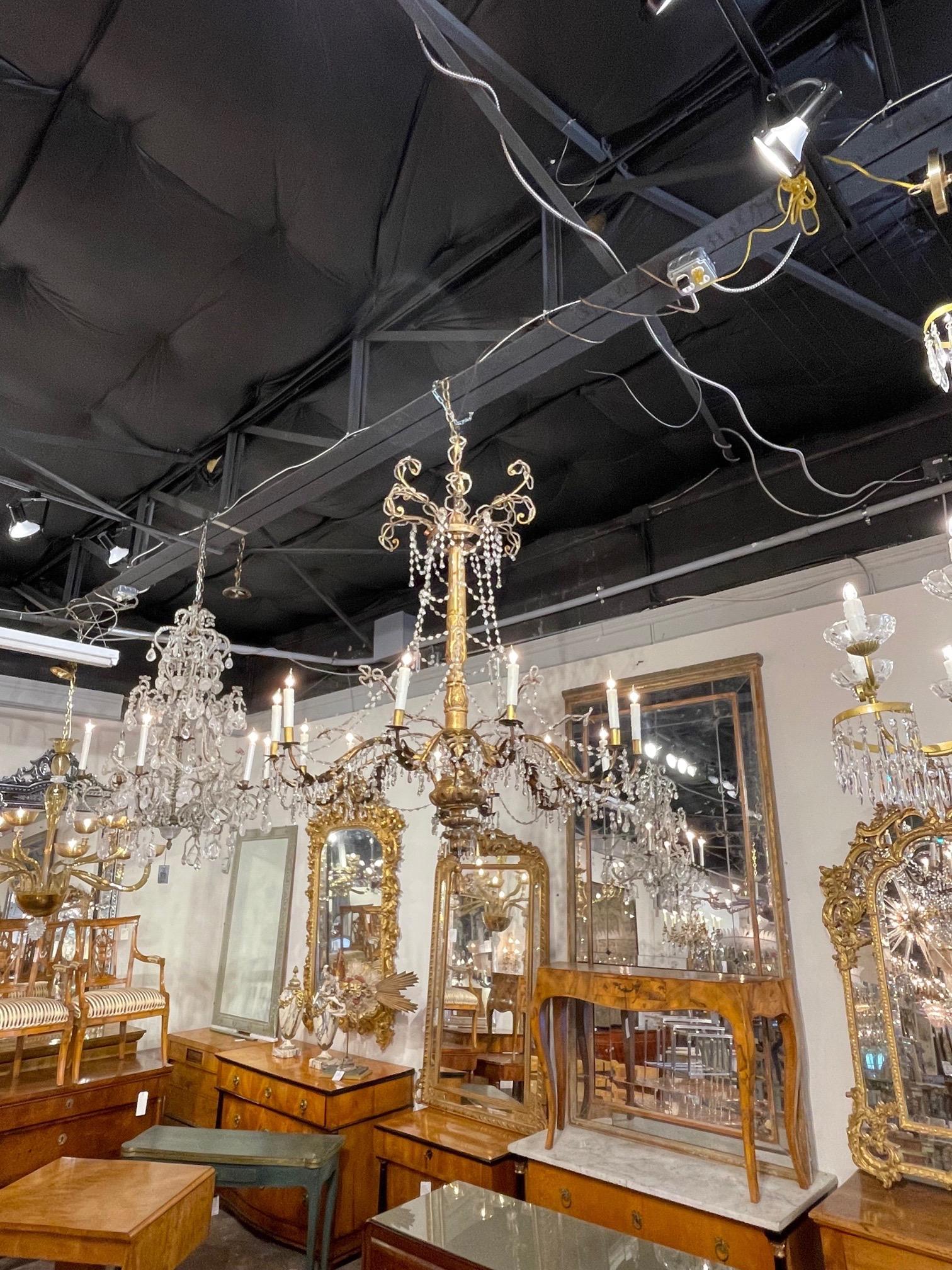 Lustre italien du XVIIIe siècle en bois doré et cristal perlé à grande échelle en vente 1