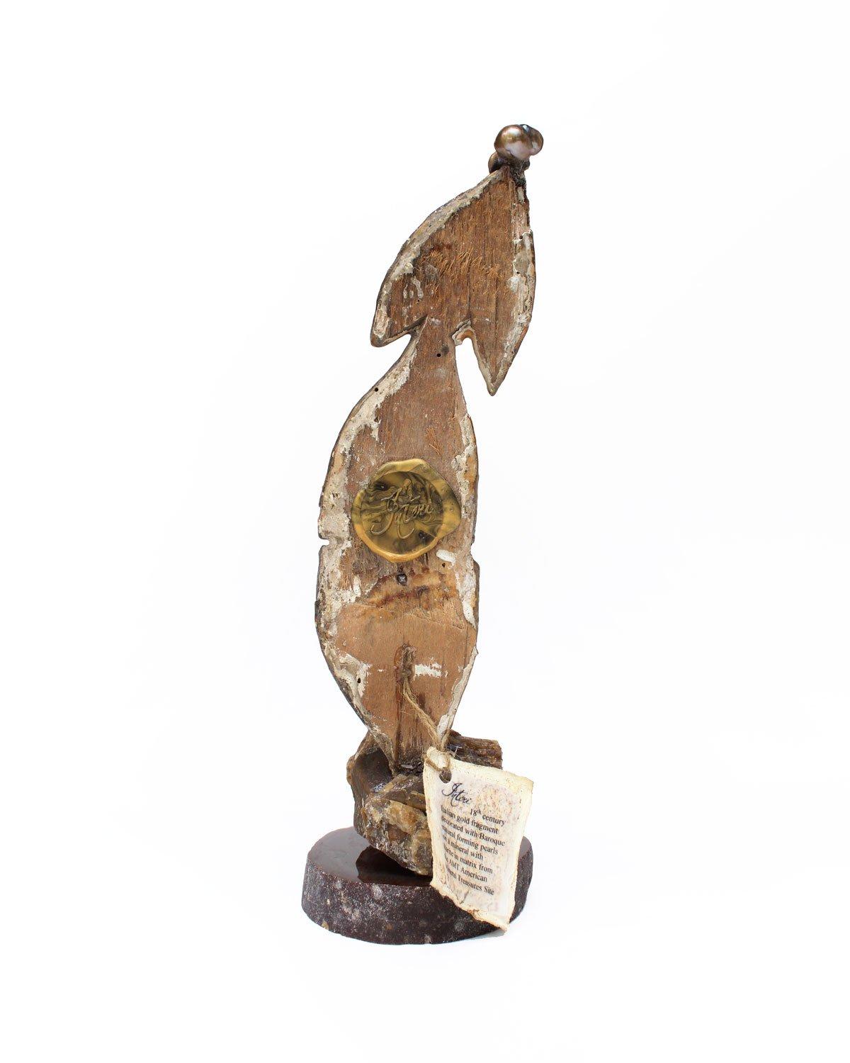 Fragmento de Hoja Italiana del Siglo XVIII con Perla Barroca y Cristales de Barita sobre Ágata Italiano en venta