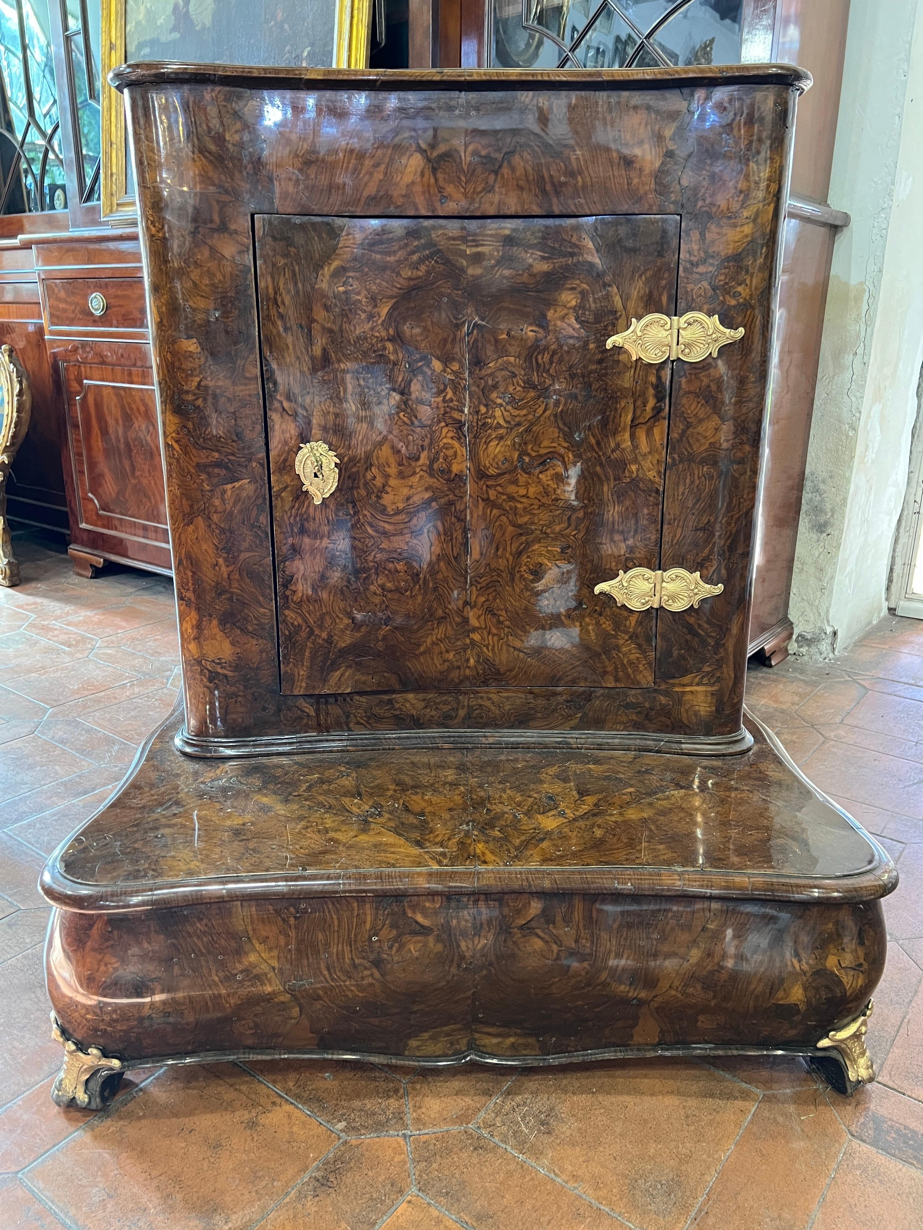 Rare and unobtainable Italian kneeler of Ligurian origin, Baroque period, late 17th early 18th century, veneered in walnut burl and has as many as 4 side drawers , in addition to the central door. Two are lateral at the base and two lateral at the