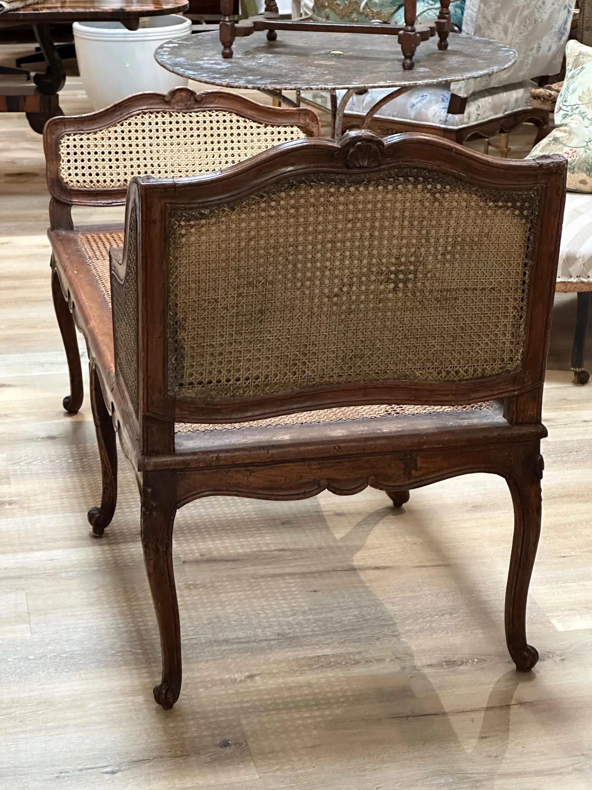18th Century and Earlier 18th century Italian Lit de Repos in Walnut and Cane For Sale
