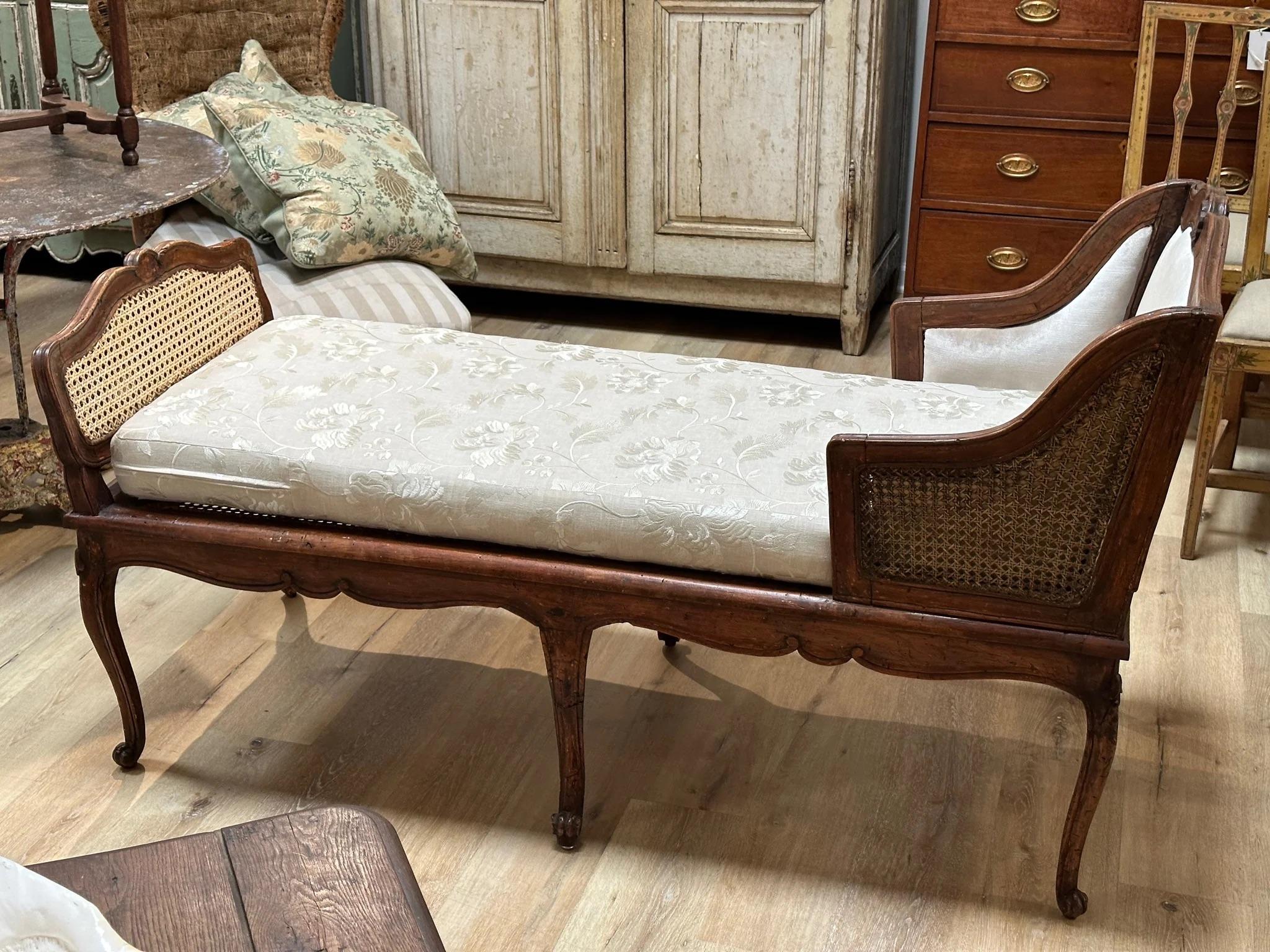18th century Italian Lit de Repos in Walnut and Cane For Sale 1