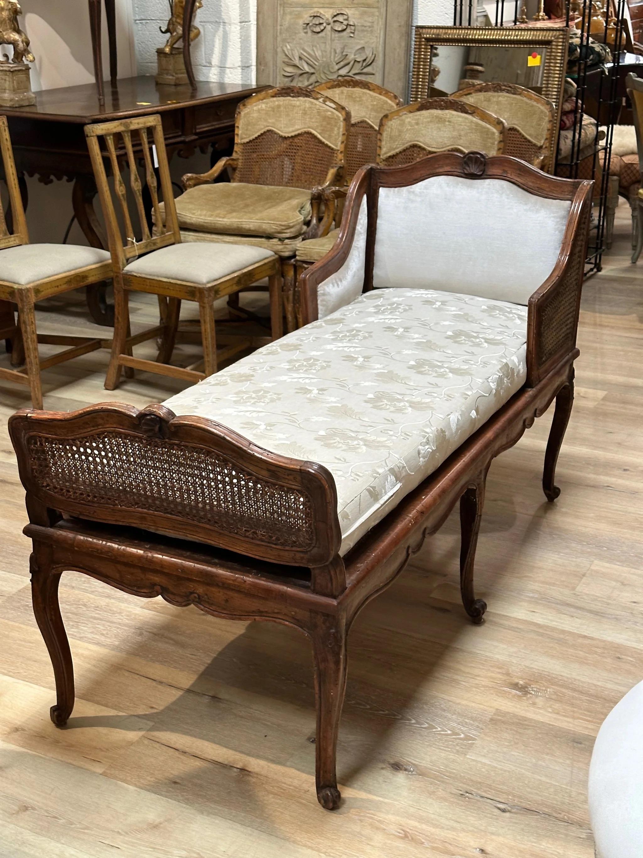 18th century Italian Lit de Repos in Walnut and Cane For Sale 2