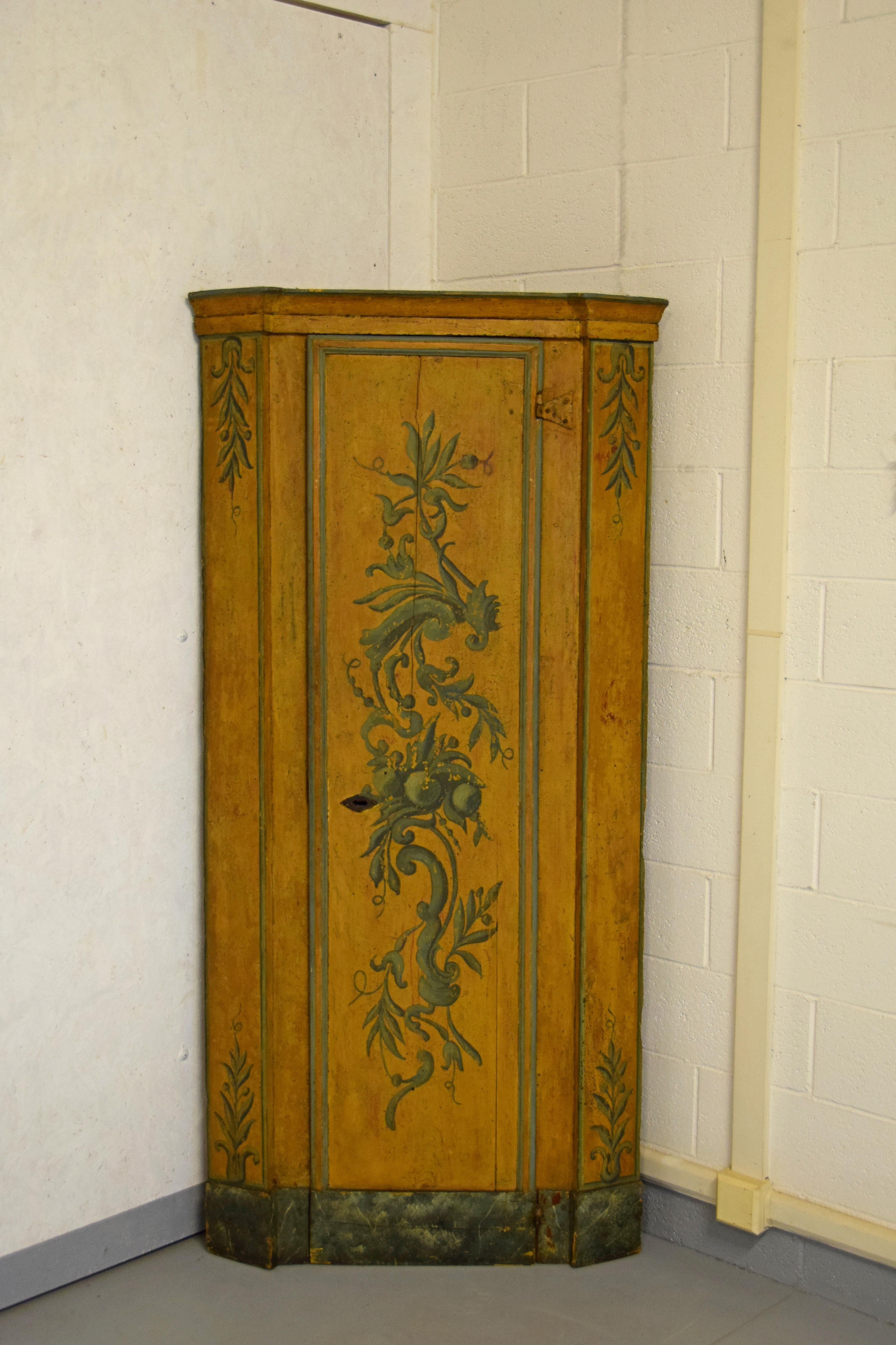 18th Century, Italian Louis XIV Lacquered Wood Corner Cabinet 8