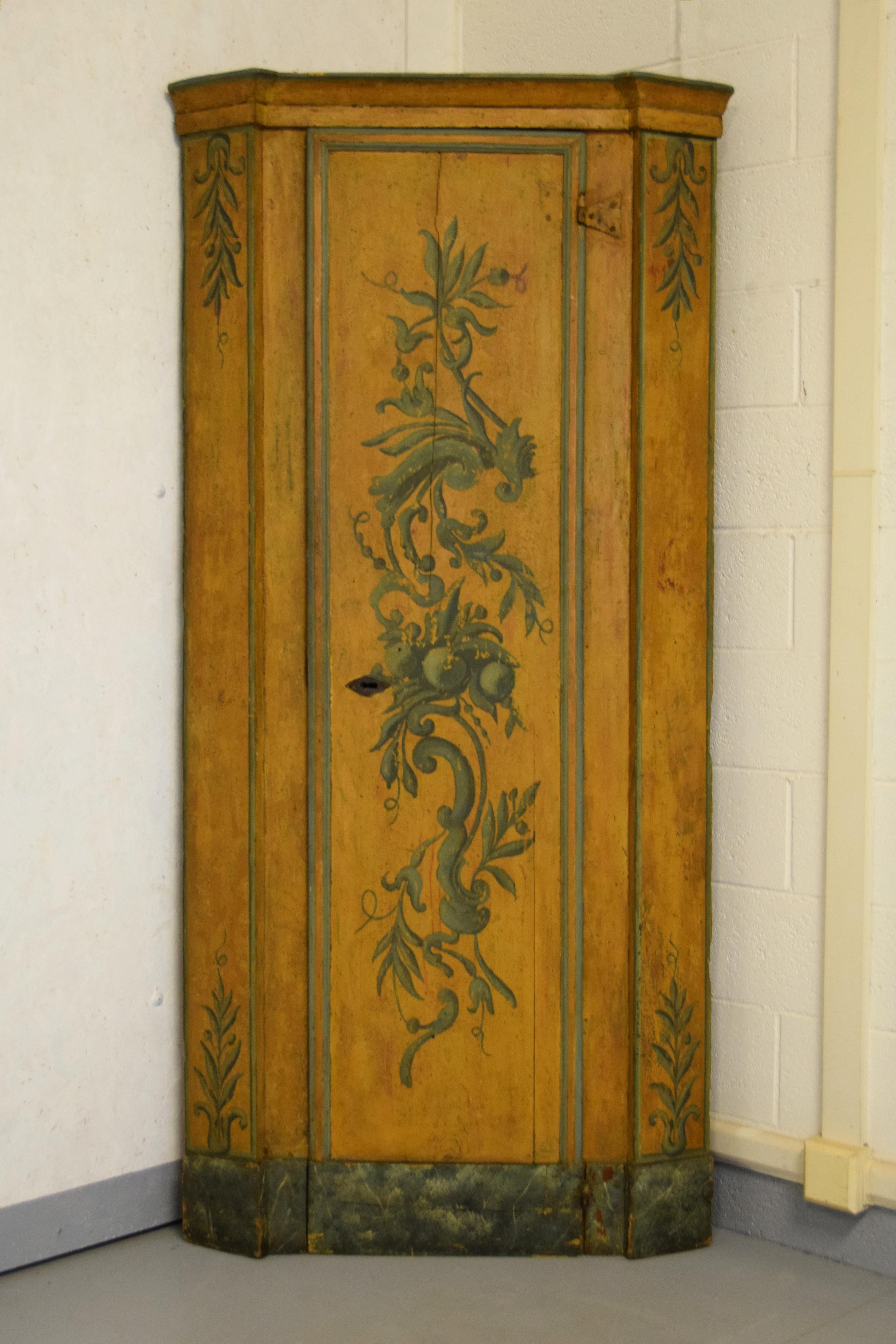 18th Century, Italian Louis XIV Lacquered Wood Corner Cabinet 2