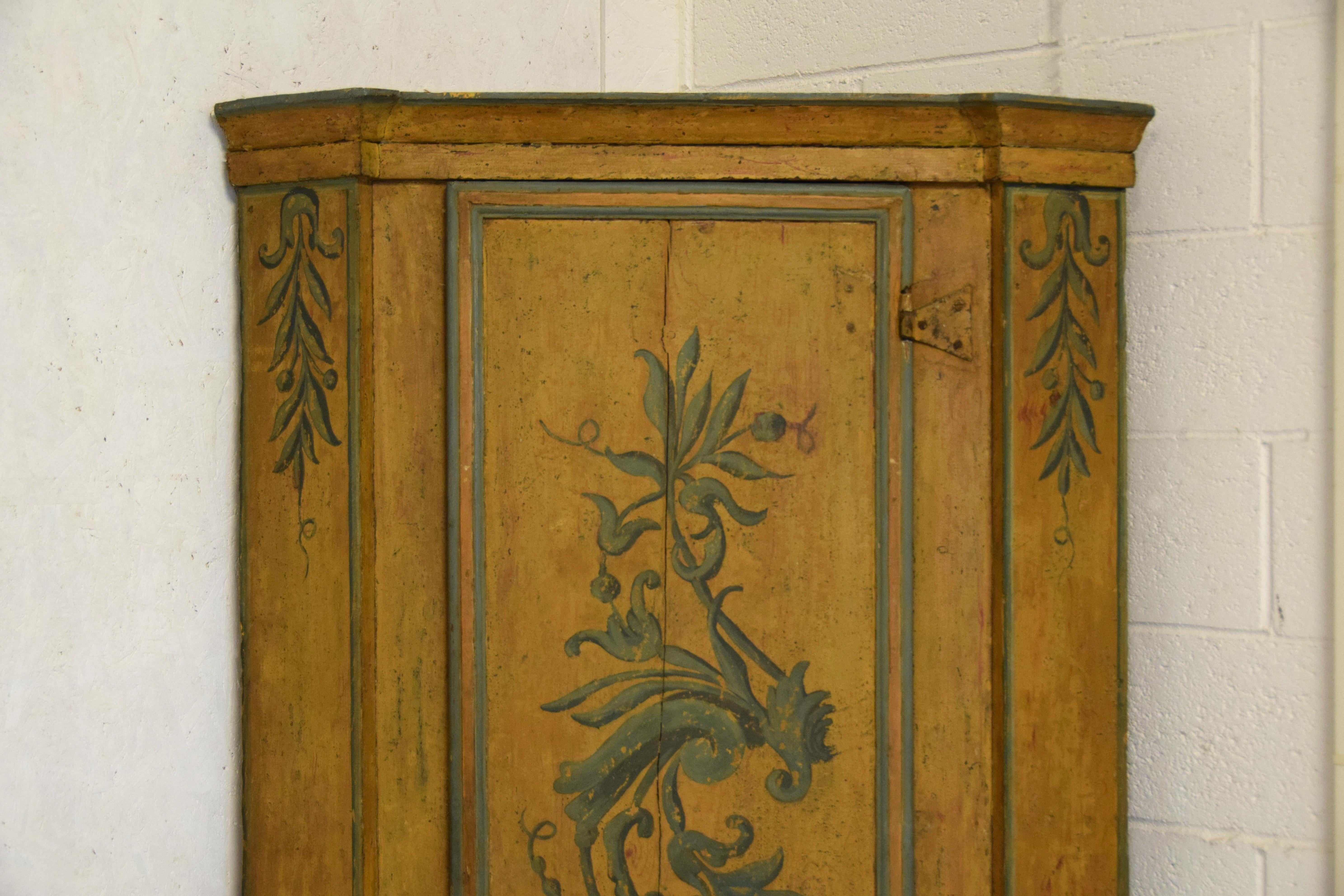 18th Century, Italian Louis XIV Lacquered Wood Corner Cabinet 5