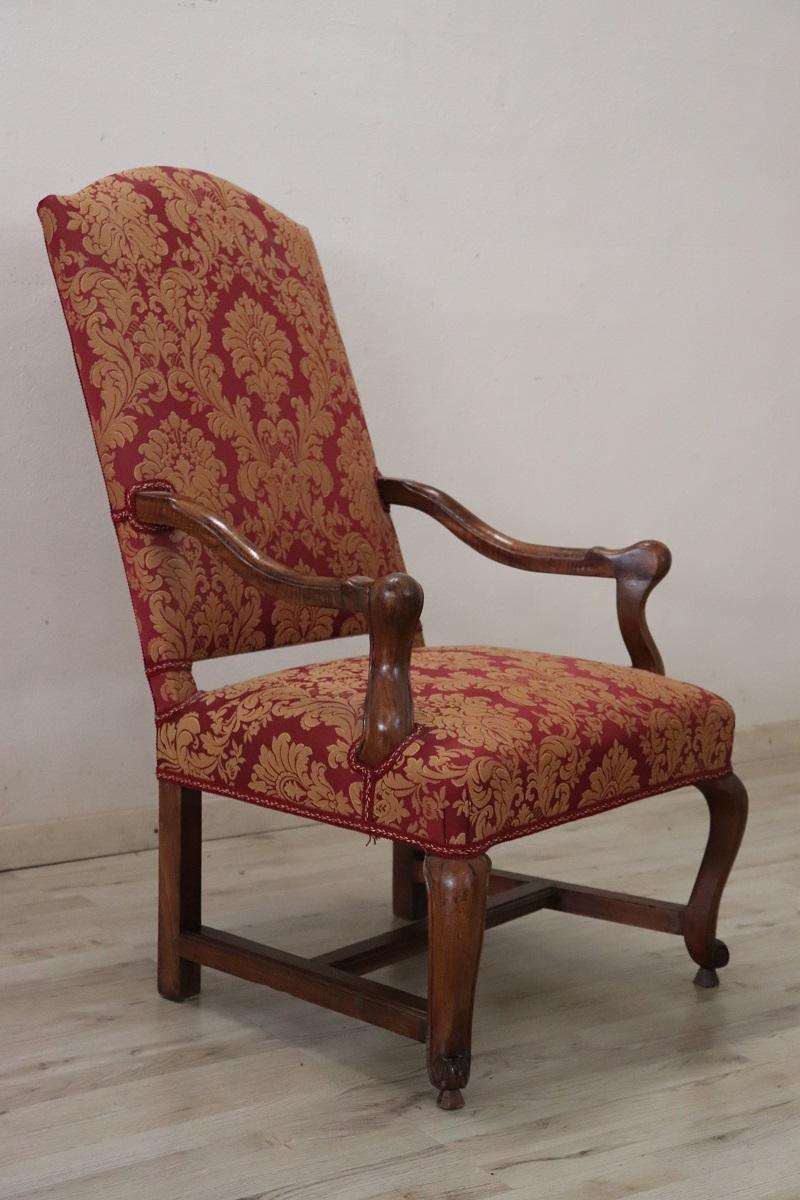 18th Century Italian Louis XIV Solid Walnut Antique Armchair In Good Condition For Sale In Casale Monferrato, IT
