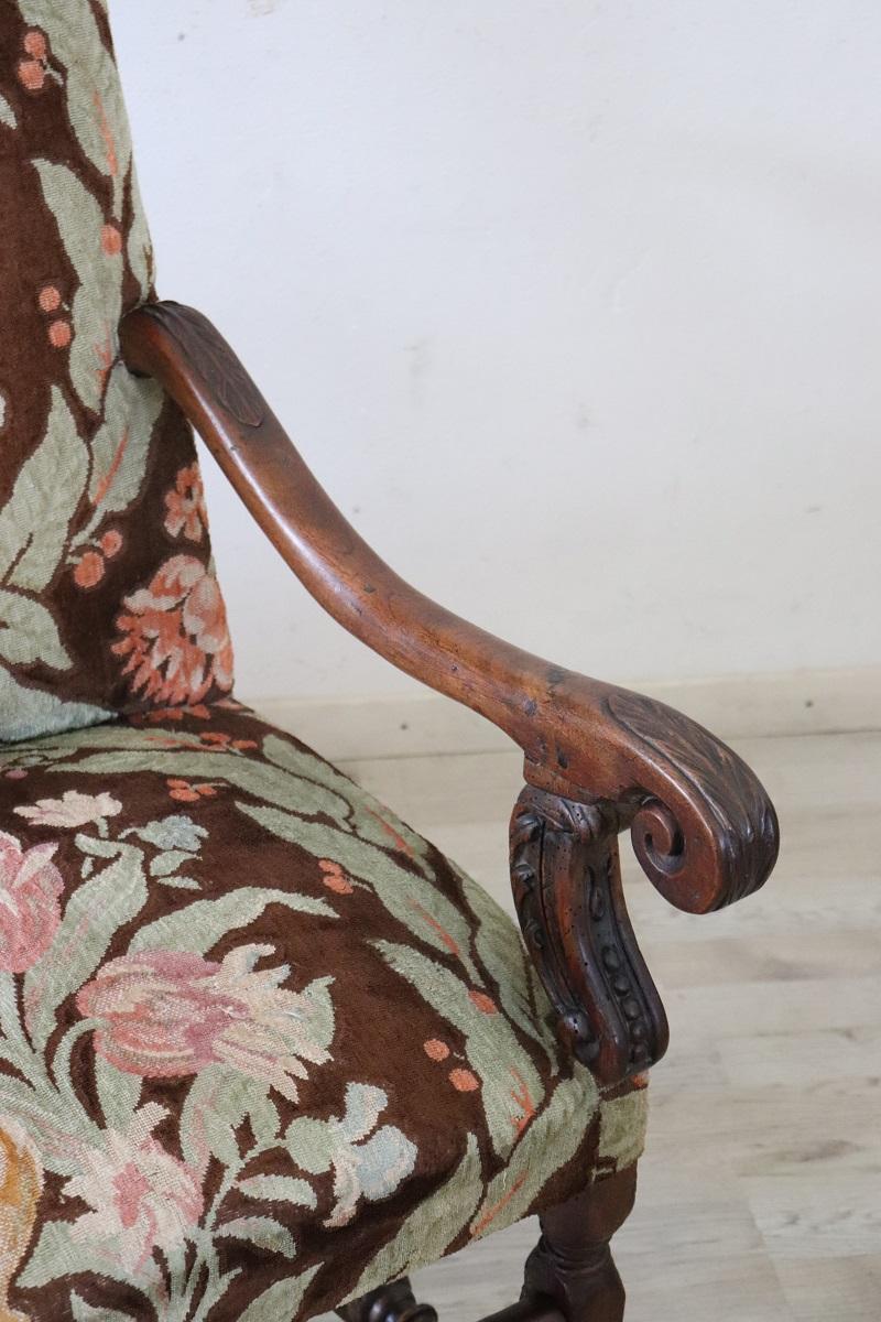 18th Century Italian Louis XIV Solid Walnut Antique Armchair In Good Condition For Sale In Casale Monferrato, IT
