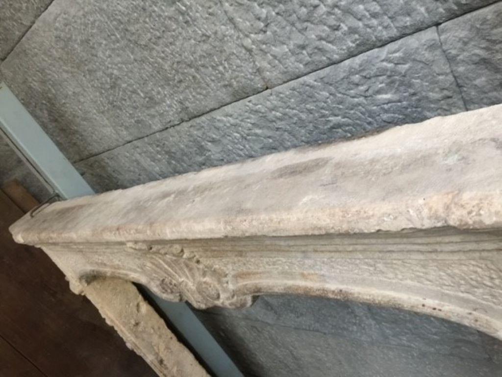 Calcaire Cheminée italienne Louis XV du 18ème siècle en vente