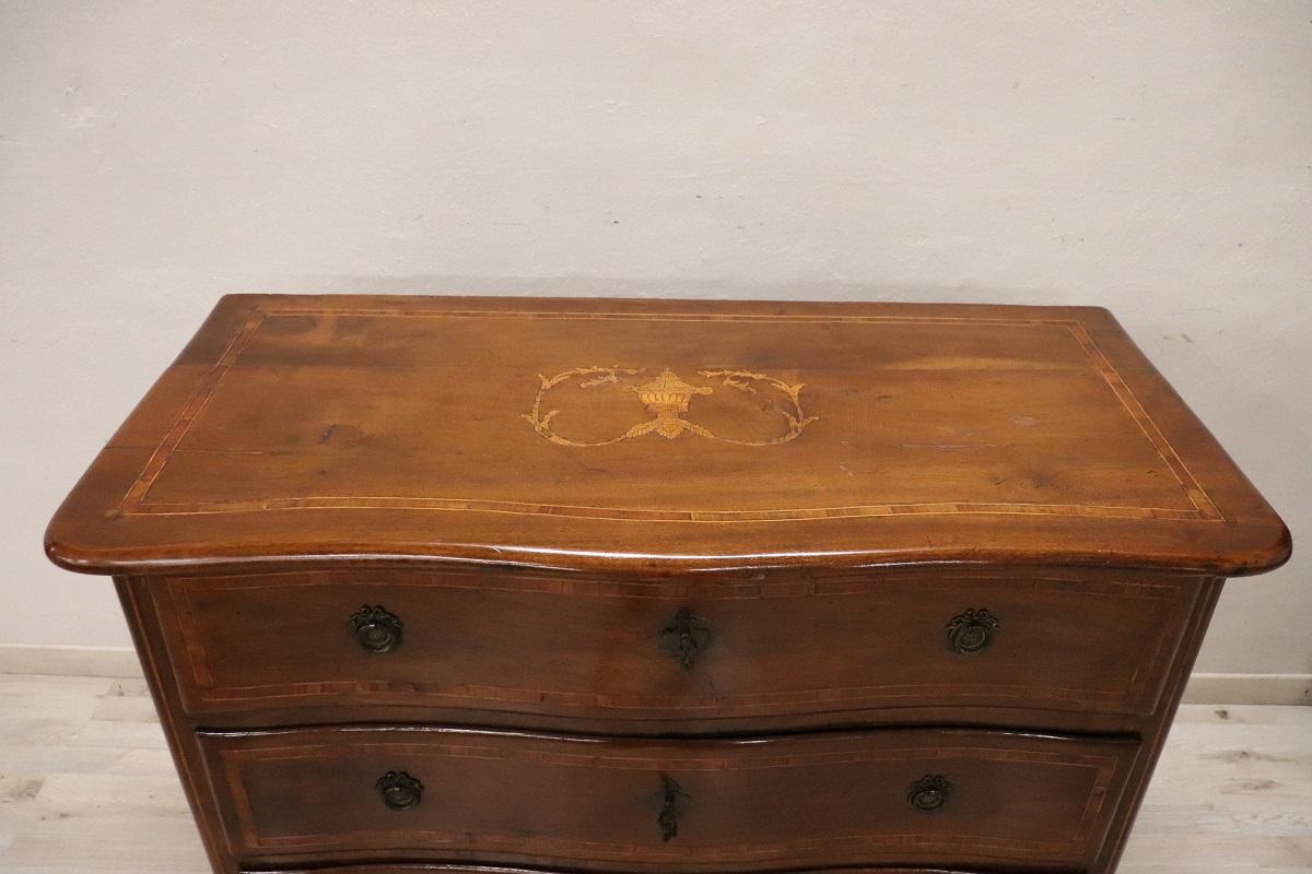 We present this elegant antique Italian dresser dating back to the first half of the 18th century, Louis XV period. An extremely refined dresser, its features suggest that it was made in the cabinet-making workshops of northern Italy.

Made of fine