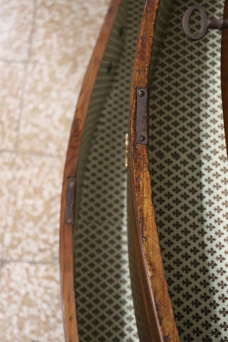 Ancienne commode italienne Louis XV du 18ème siècle en bois incrusté, restaurée en vente 4