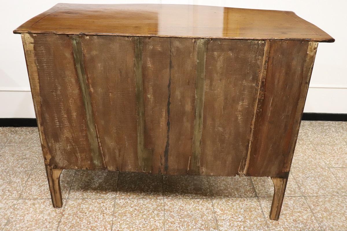 Ancienne commode italienne Louis XV du 18ème siècle en bois incrusté, restaurée en vente 5
