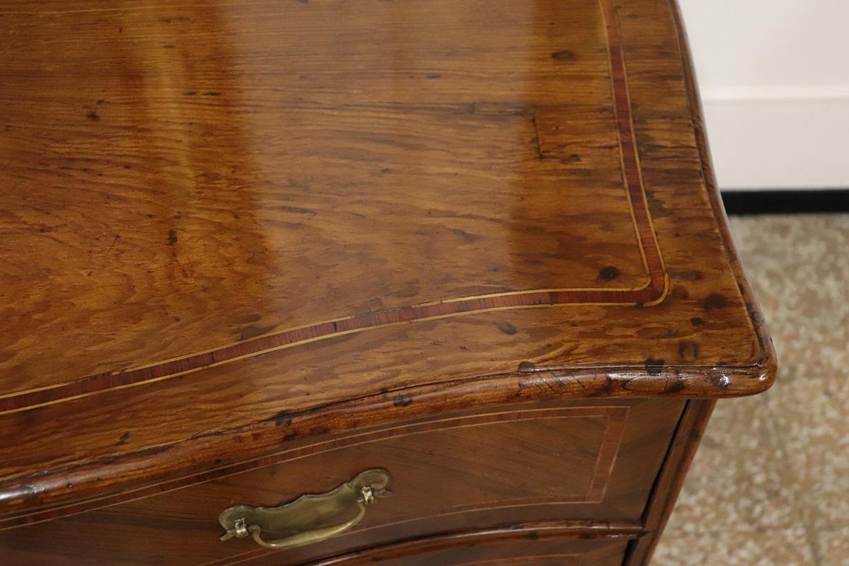 Incrusté Ancienne commode italienne Louis XV du 18ème siècle en bois incrusté, restaurée en vente