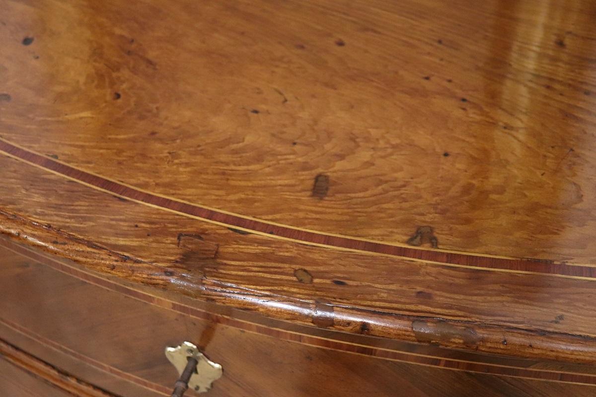 Ancienne commode italienne Louis XV du 18ème siècle en bois incrusté, restaurée Bon état - En vente à Casale Monferrato, IT