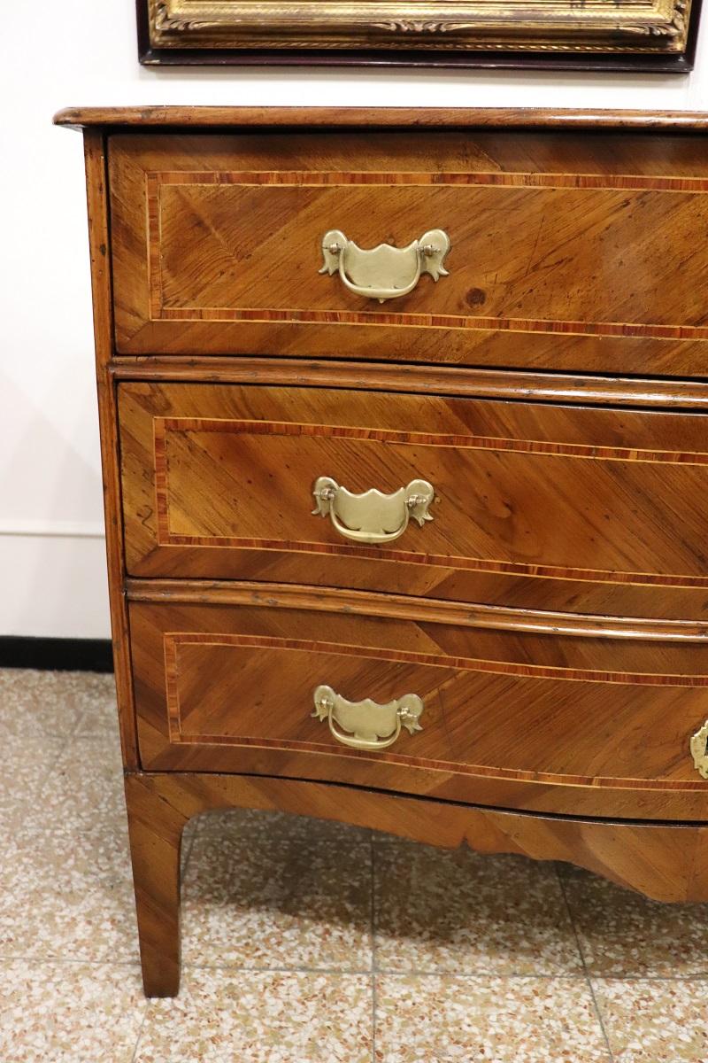 XVIIIe siècle et antérieur Ancienne commode italienne Louis XV du 18ème siècle en bois incrusté, restaurée en vente