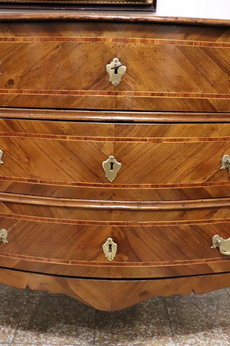 Fruitiers Ancienne commode italienne Louis XV du 18ème siècle en bois incrusté, restaurée en vente