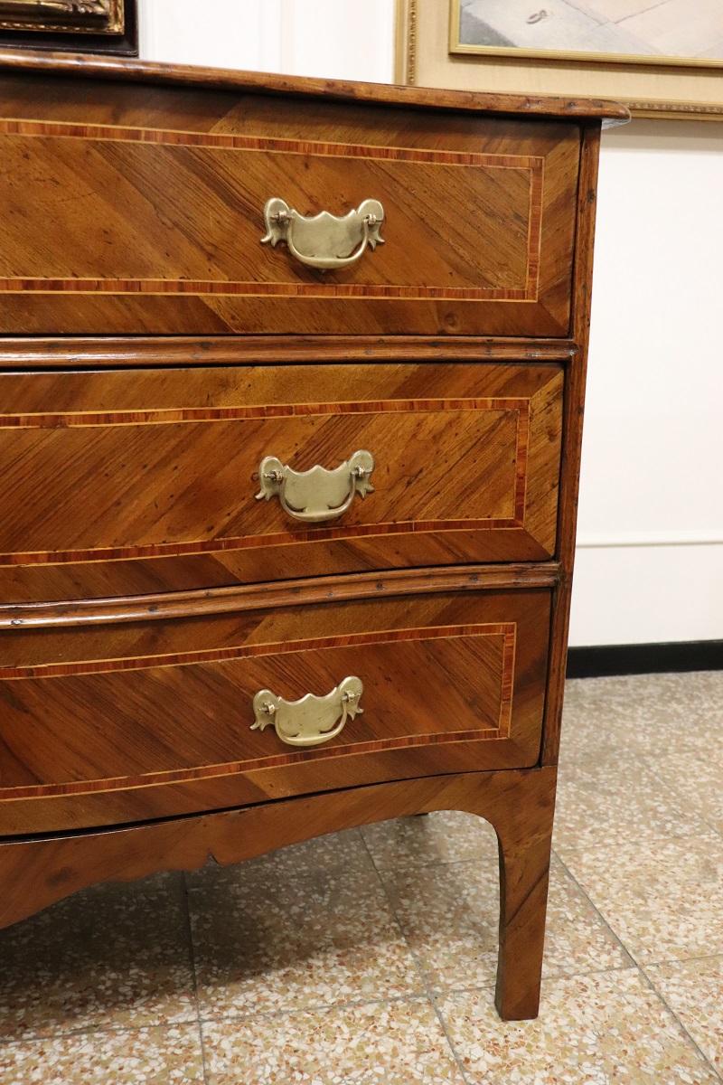 Ancienne commode italienne Louis XV du 18ème siècle en bois incrusté, restaurée en vente 1