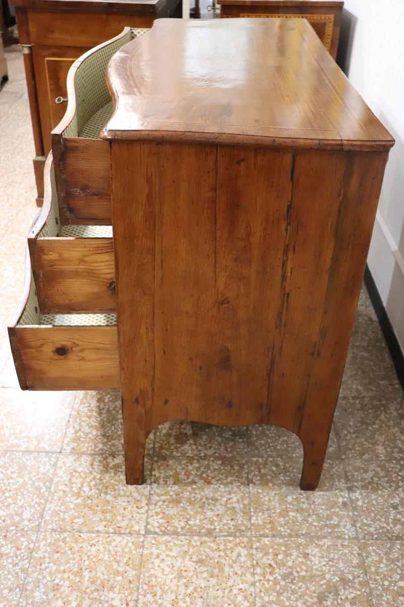 Ancienne commode italienne Louis XV du 18ème siècle en bois incrusté, restaurée en vente 2