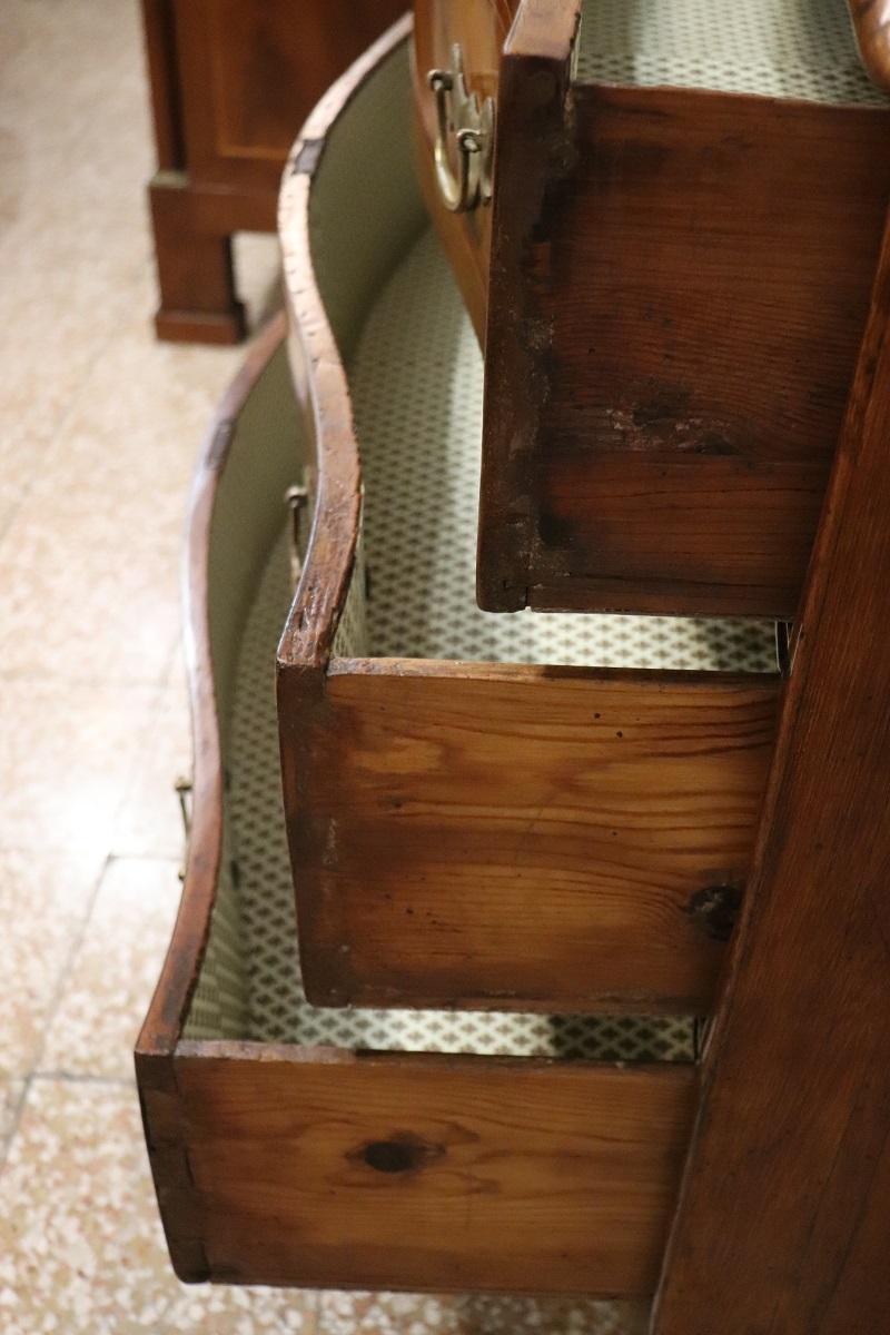 Ancienne commode italienne Louis XV du 18ème siècle en bois incrusté, restaurée en vente 3