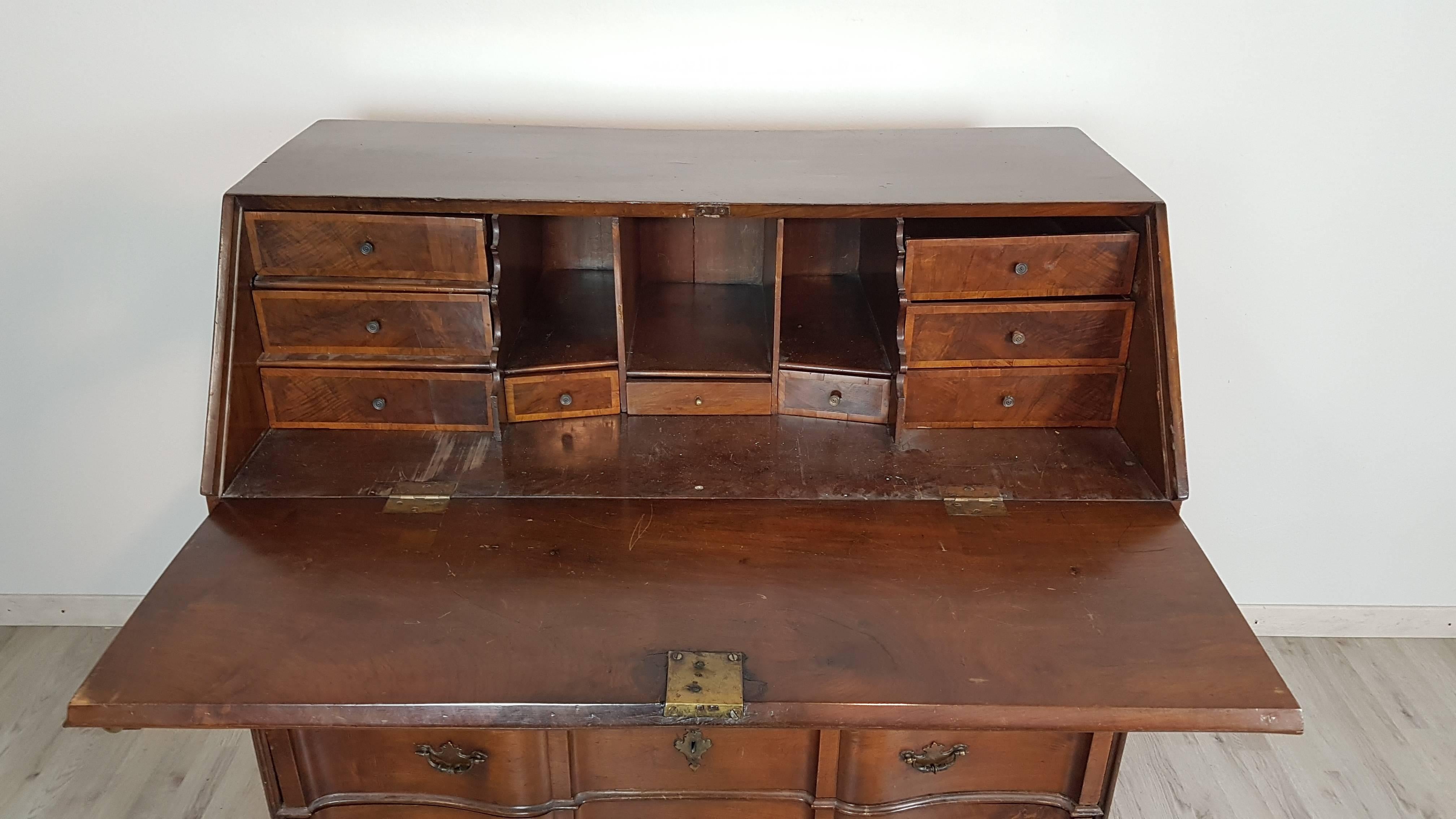 Elegant chest with secretaire of the early 18th century, beautiful from the quality that can only be obtained from workshops of great cabinet-making. The limelight comes in front of drawers moved entirely in solid walnut. Spectacular interior castle