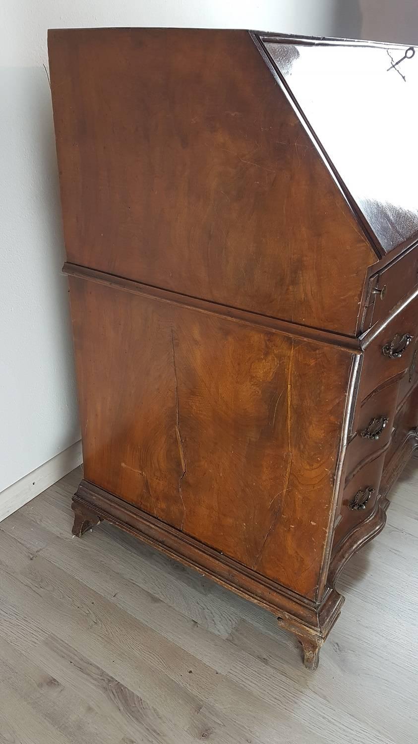 18th Century Italian Louis XV Walnut Chest of Drawers with Secretaire For Sale 1