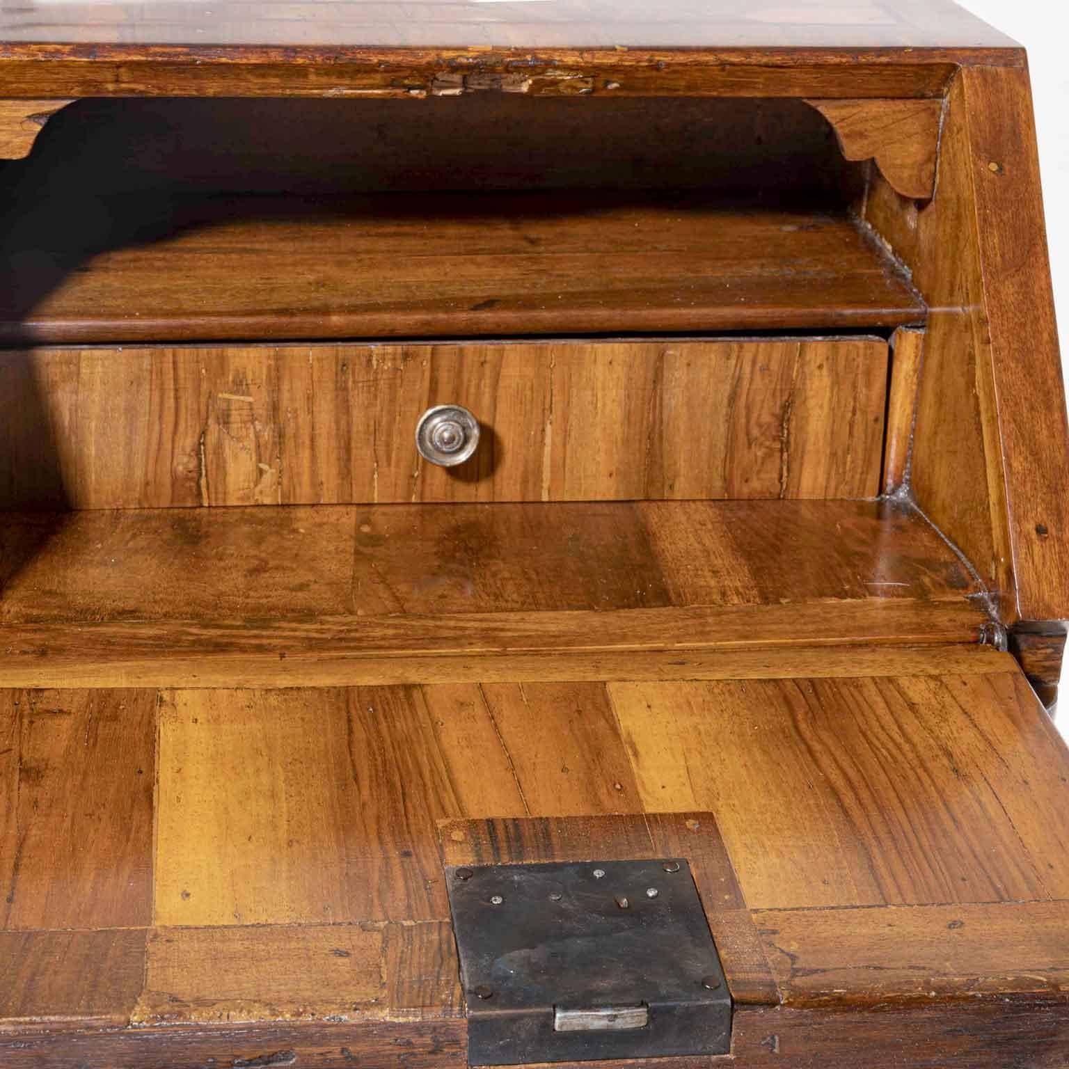 18th Century Italian Louis XV Miniature Bureau with Flap from Venice Burl Walnut In Good Condition In Milan, IT