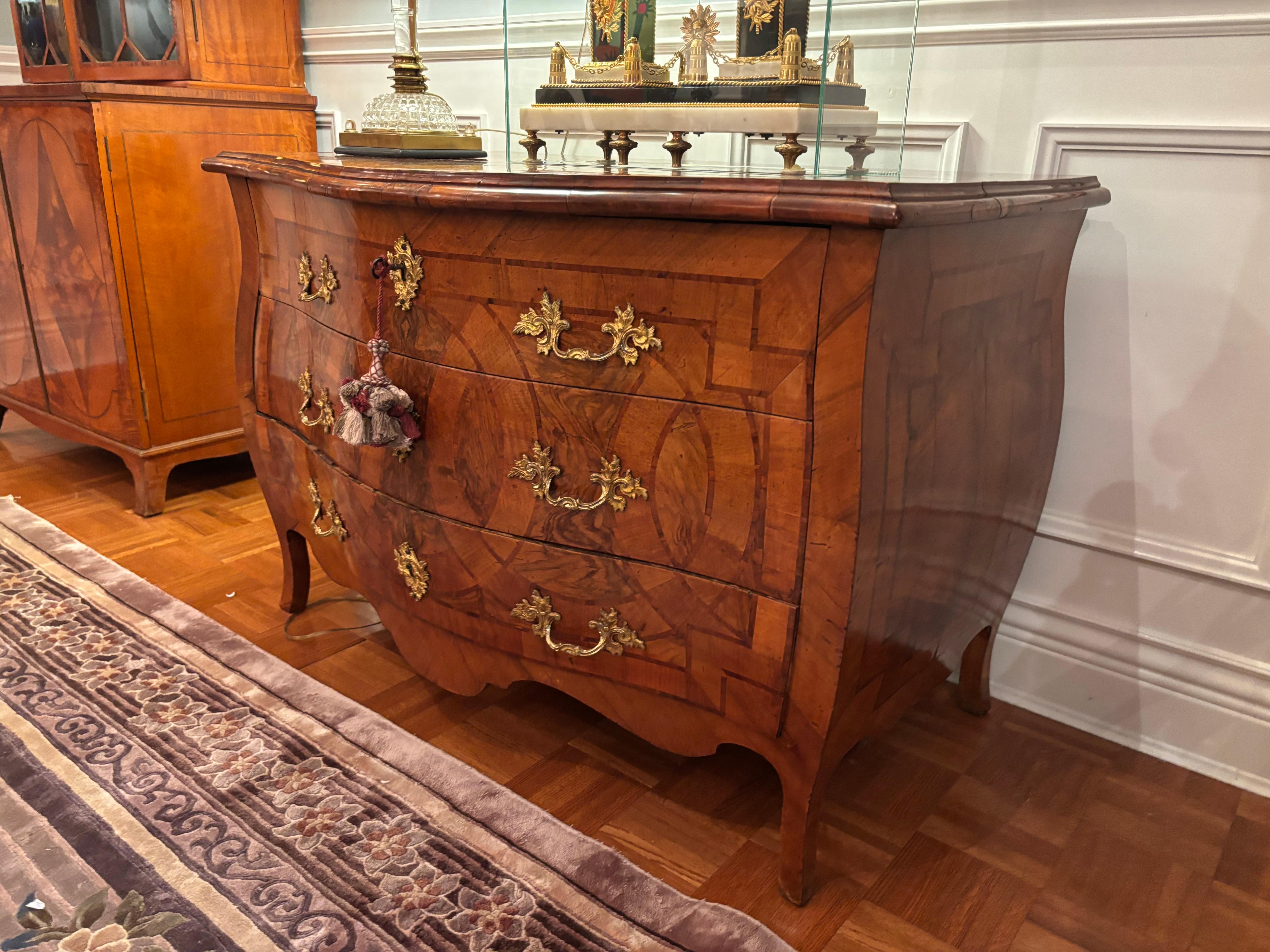Italienische Bombe-Kommode mit Intarsien aus der Louis XV.-Periode des 18. Jahrhunderts im Angebot 6